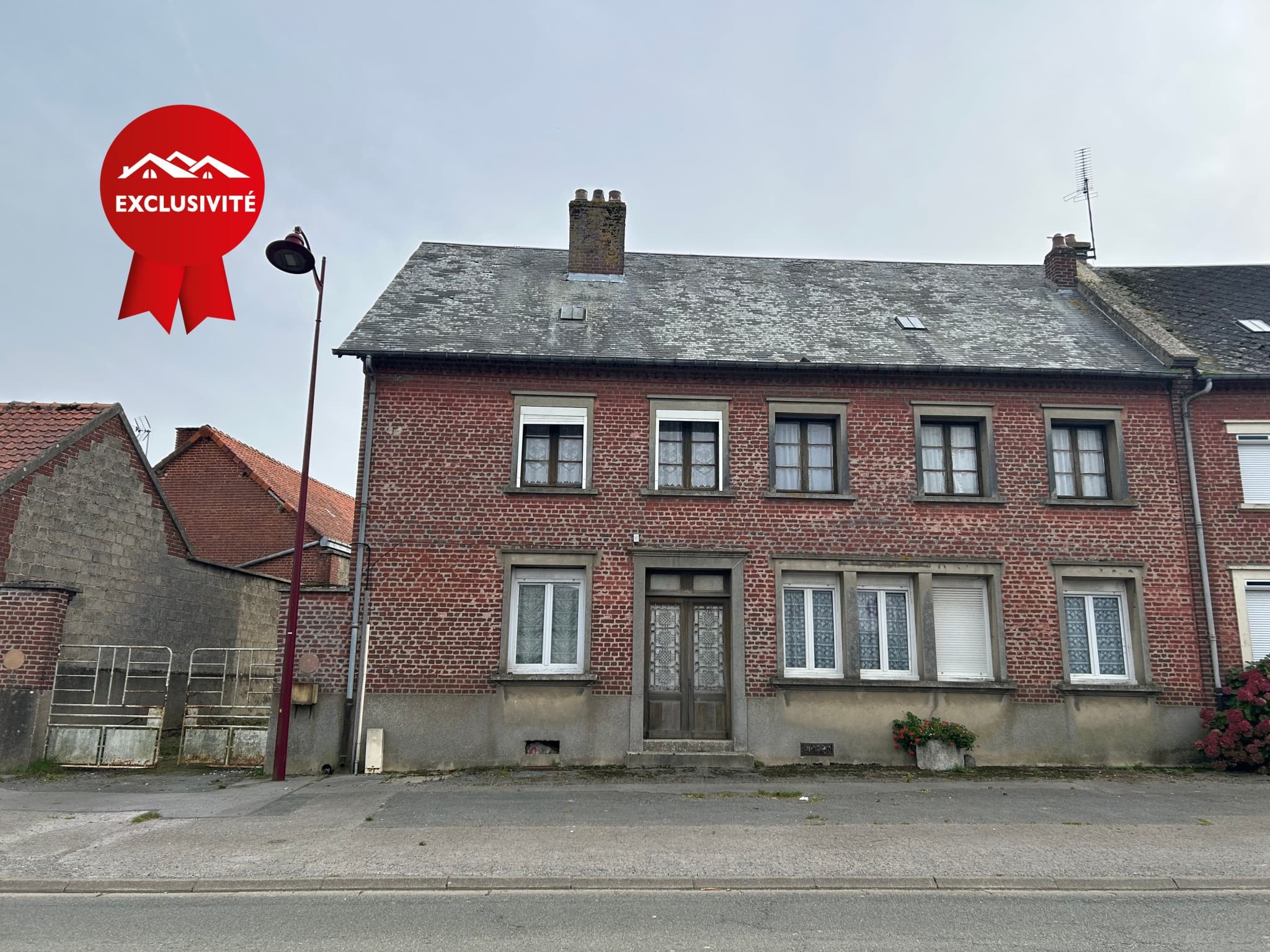 Maison en briques à rénover avec du potentiel