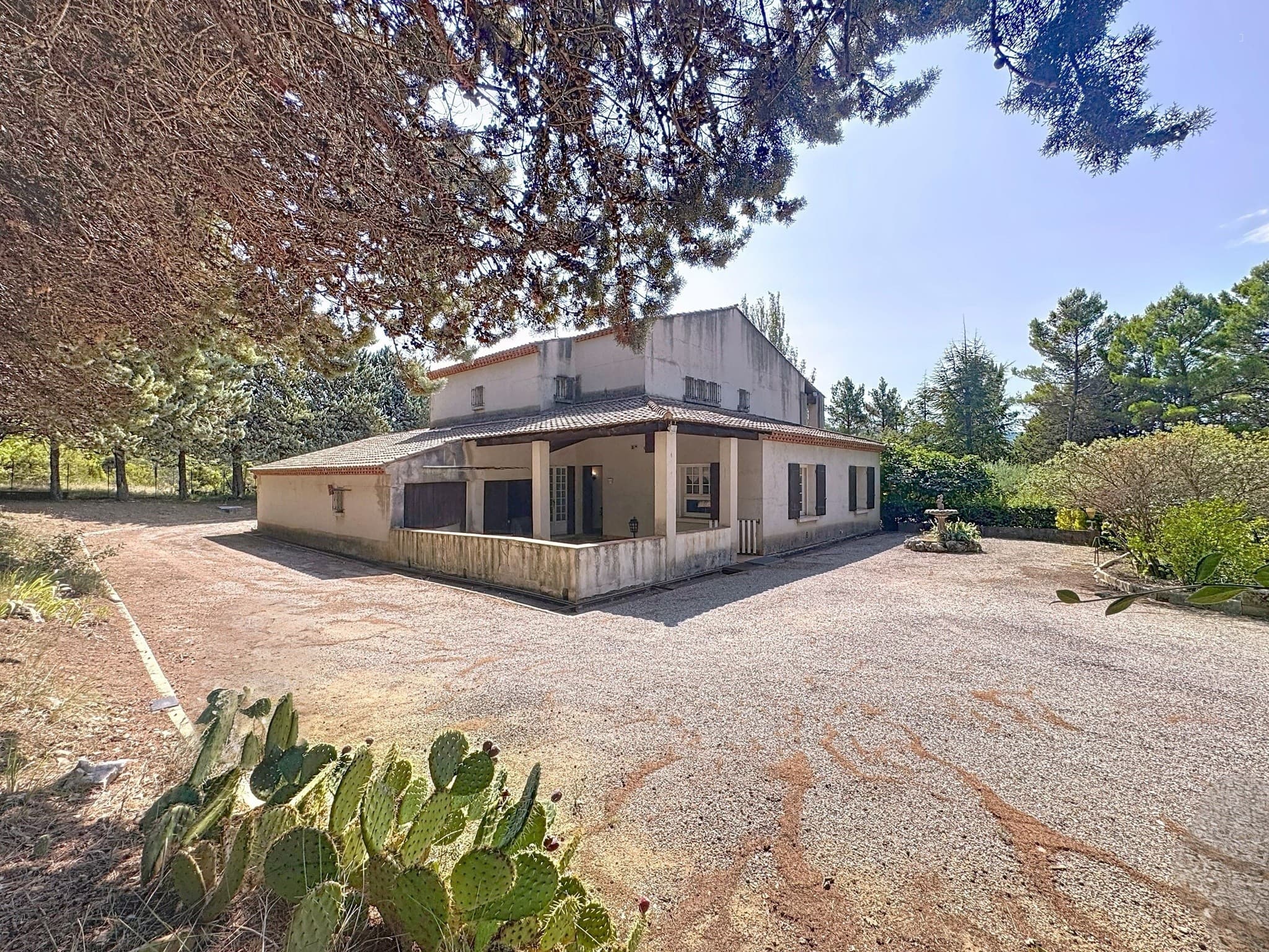 Luberon ? Grande Villa typique des années 70, sur