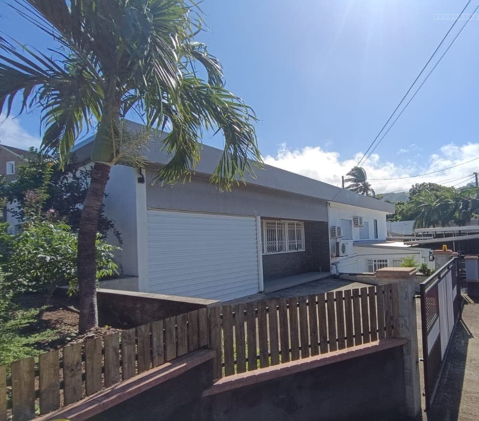 ENSEMBLE IMMOBILIER / ROUTE PASSANTE MANAPANY