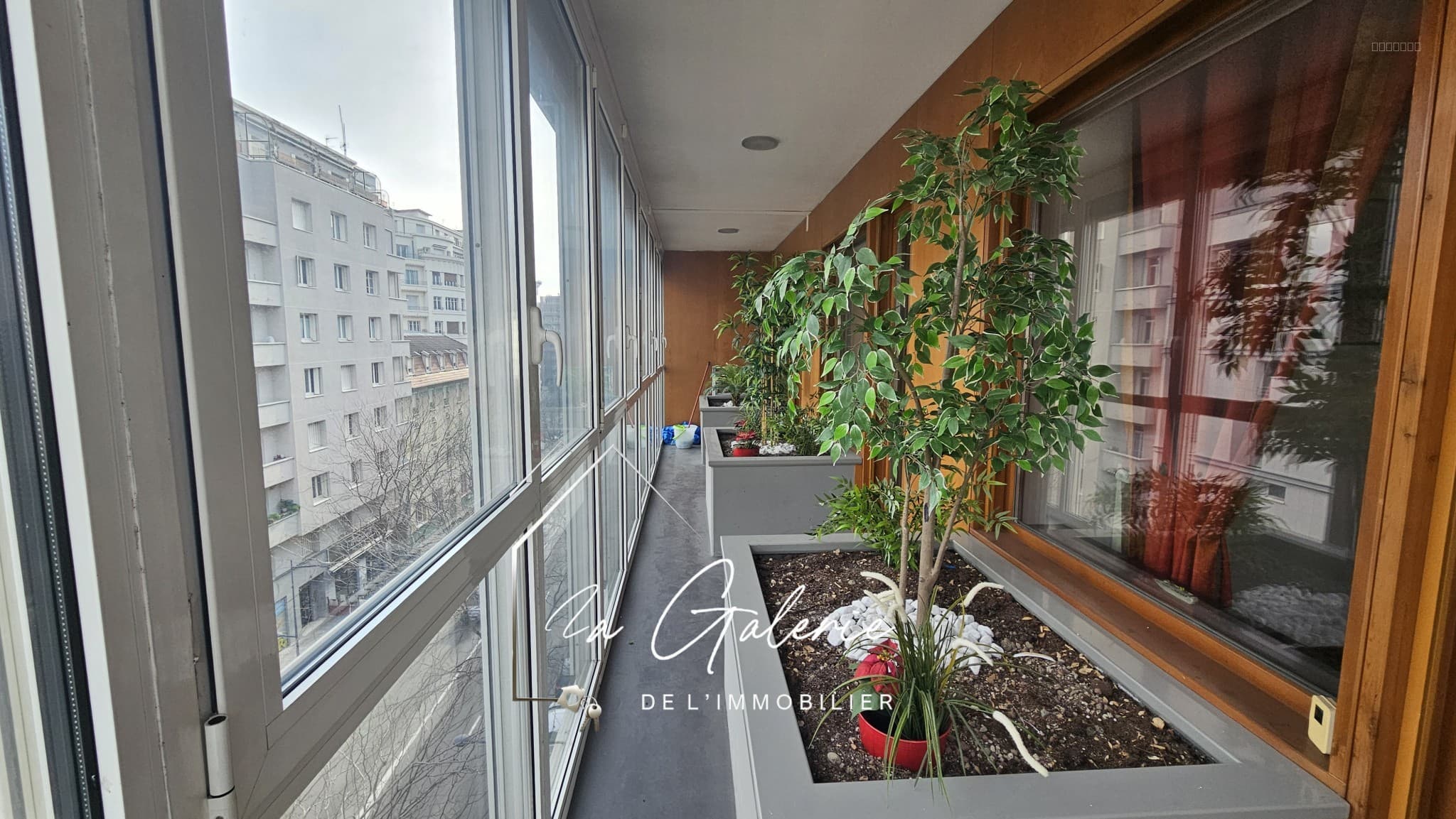 APPARTEMENT T4 CASERNE DE BONNE AVEC EXTERIEURS