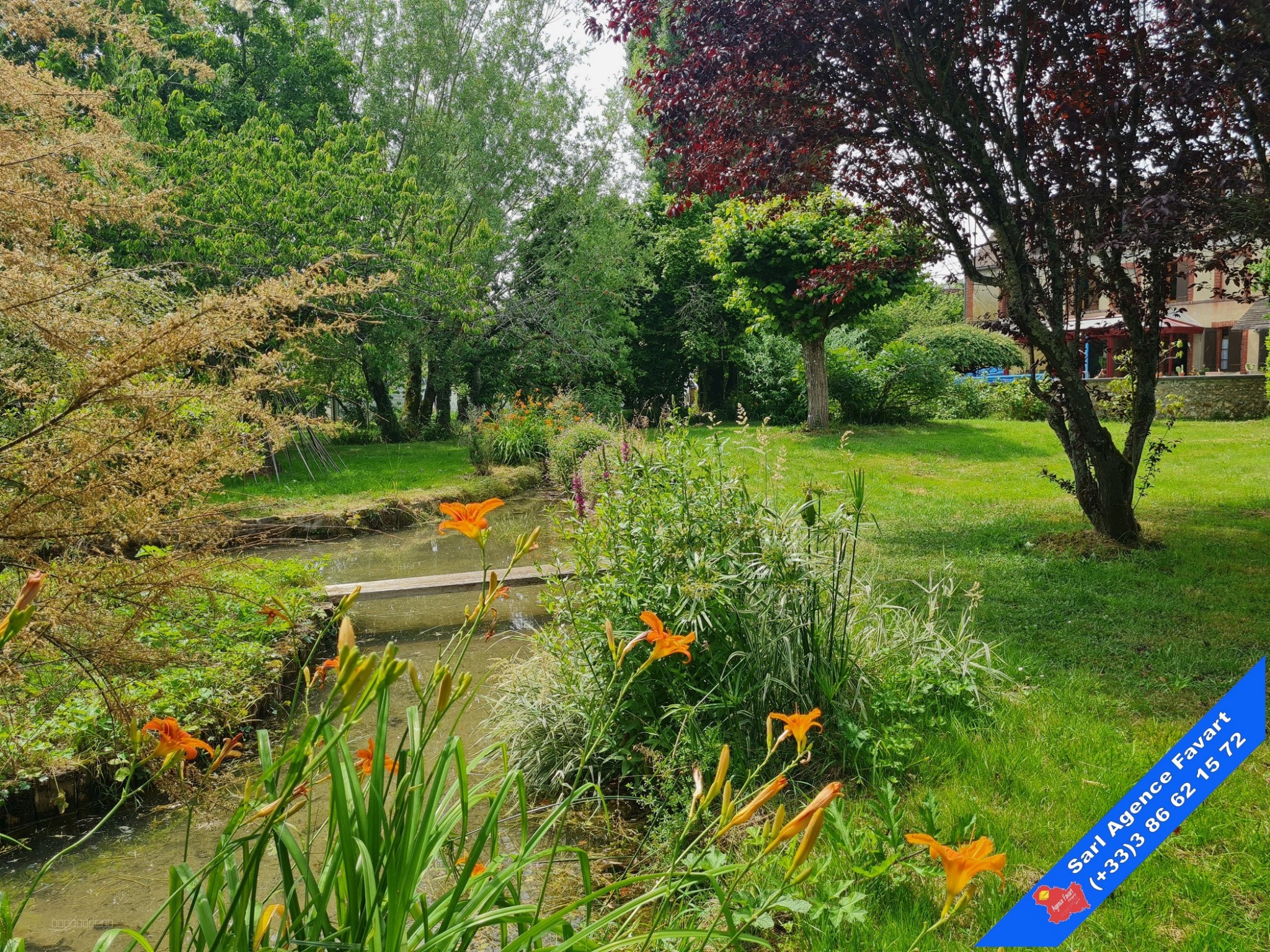Belle maison familiale avec jardin paysagé et piscine — photo 16