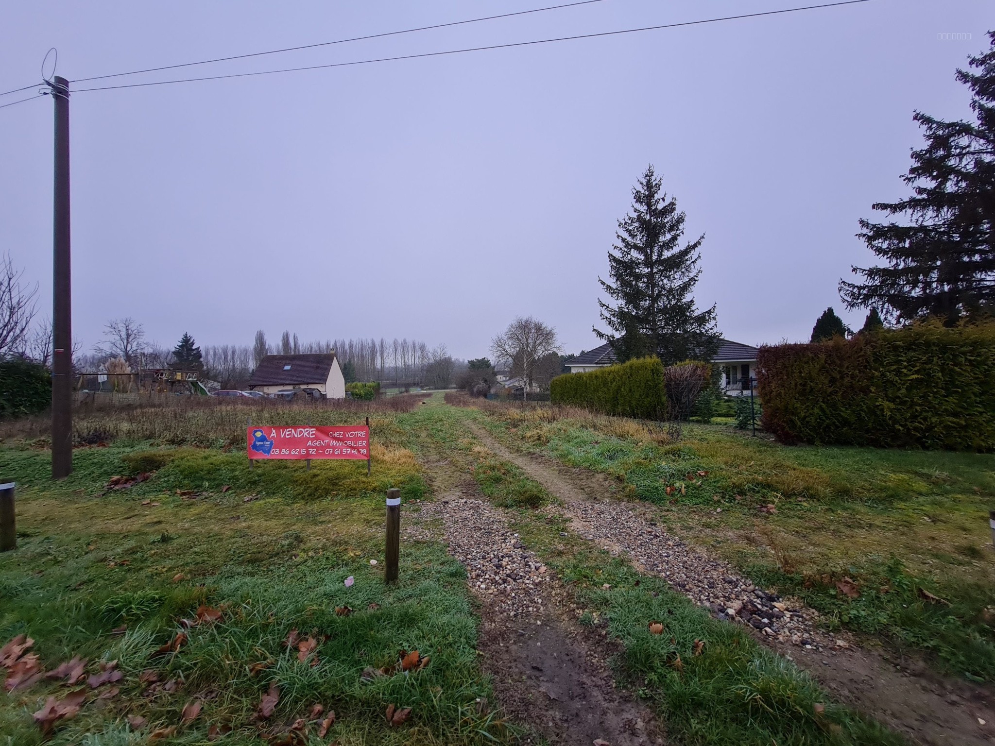Terrain à bâtir.
