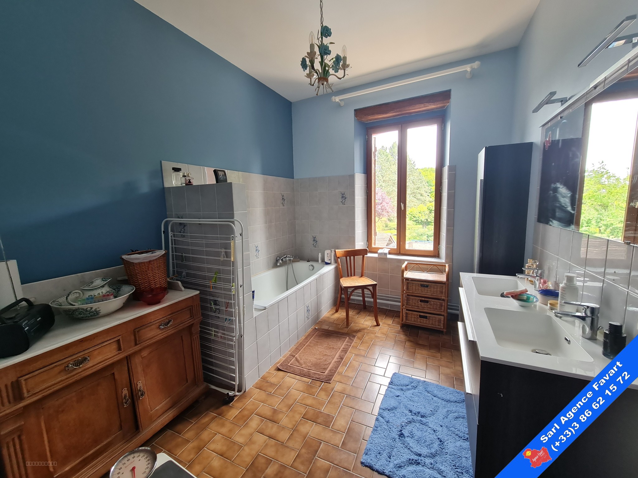 Belle maison familiale avec jardin paysagé et piscine — photo 12