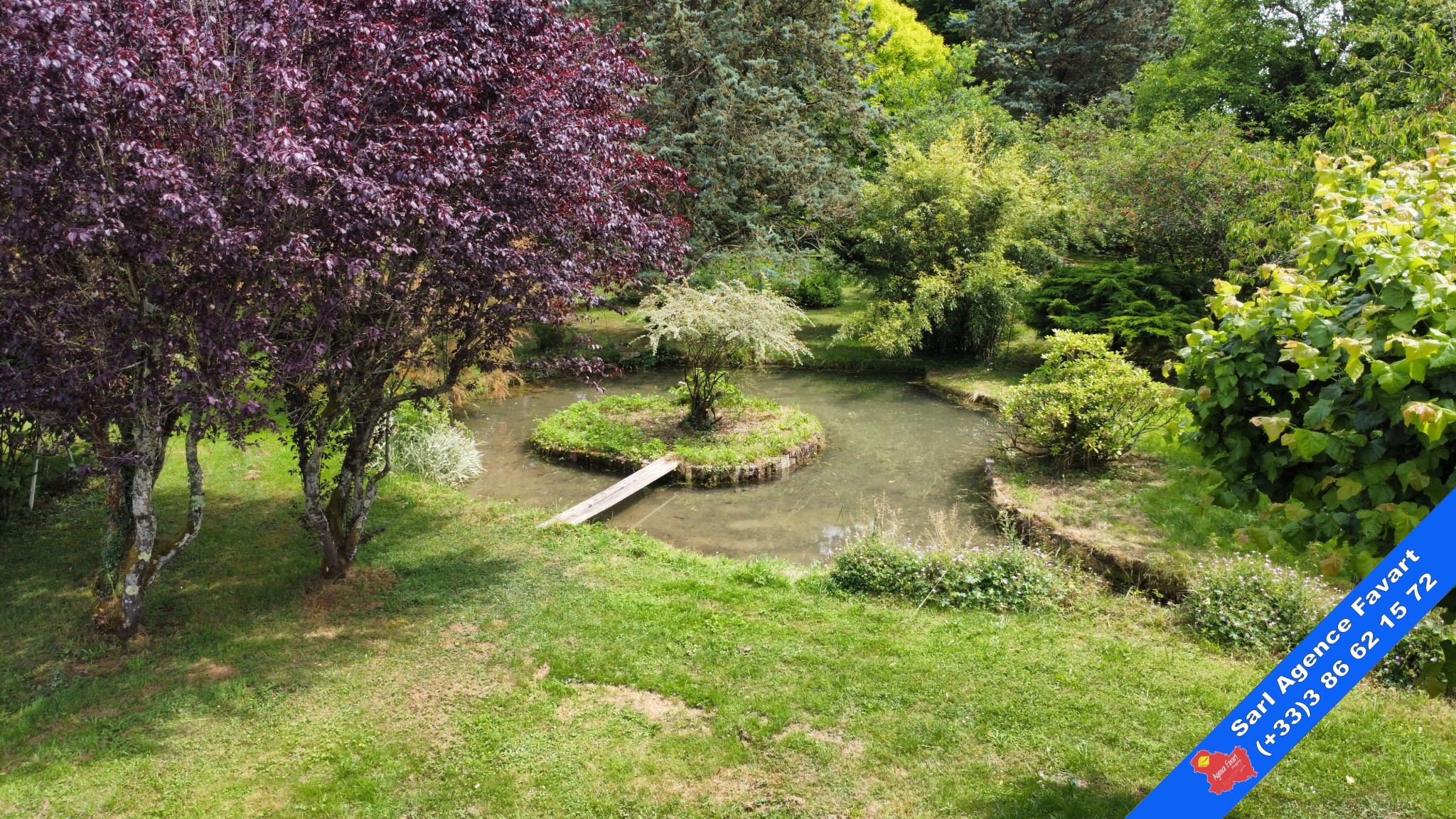 Belle maison familiale avec jardin paysagé et piscine — photo 17