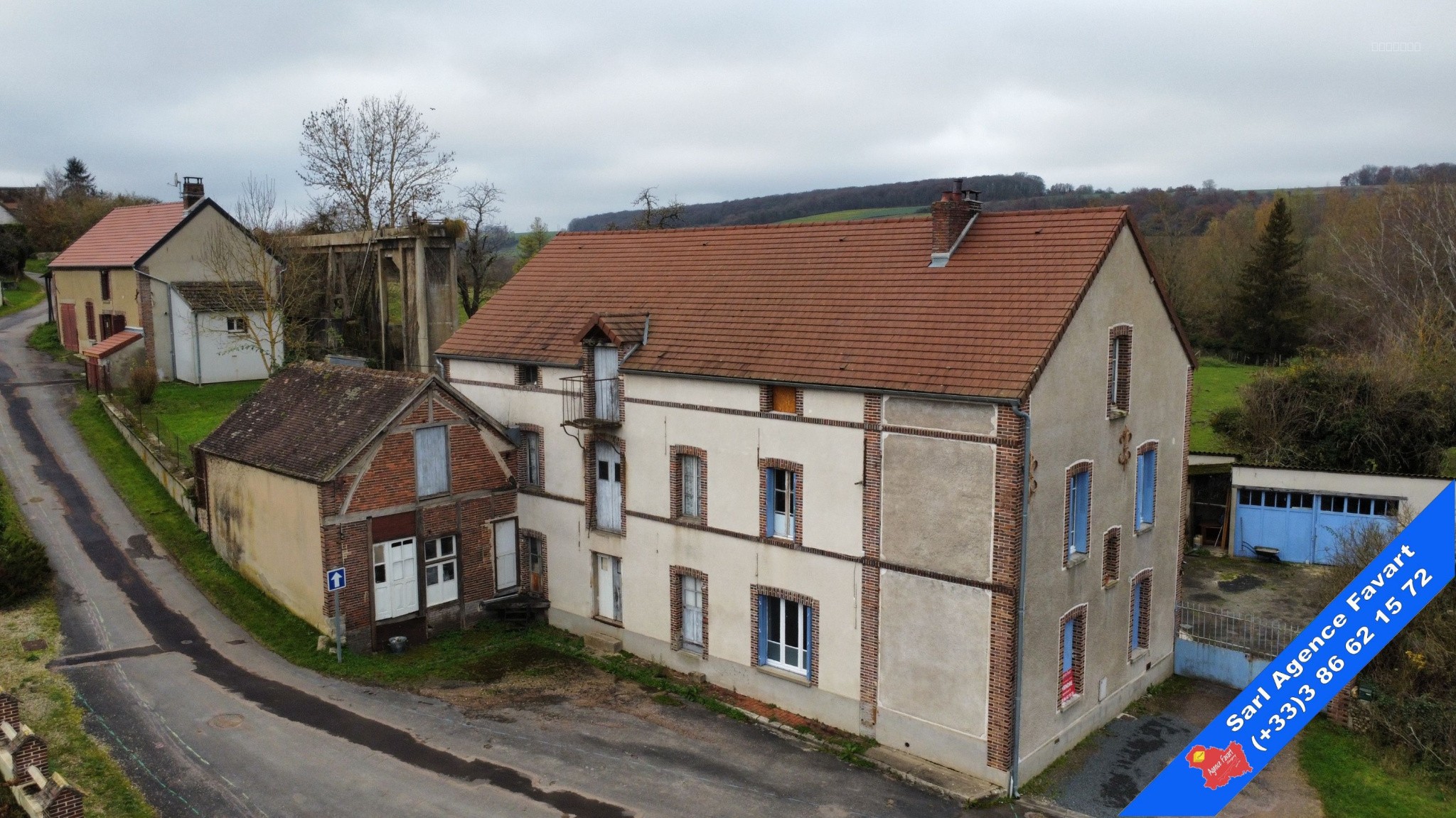 MOULIN ET SES DÉPENDANCES PROCHE GARE ET ACCÈS AUTOROUTE — photo 1