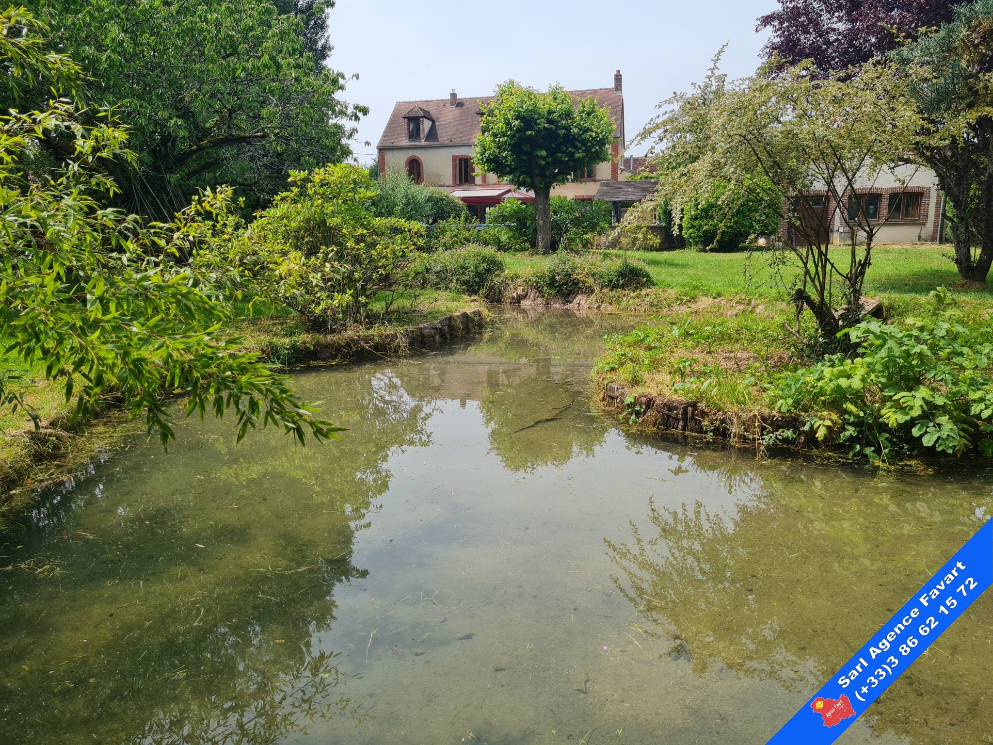 Belle maison familiale avec jardin paysagé et piscine — photo 15