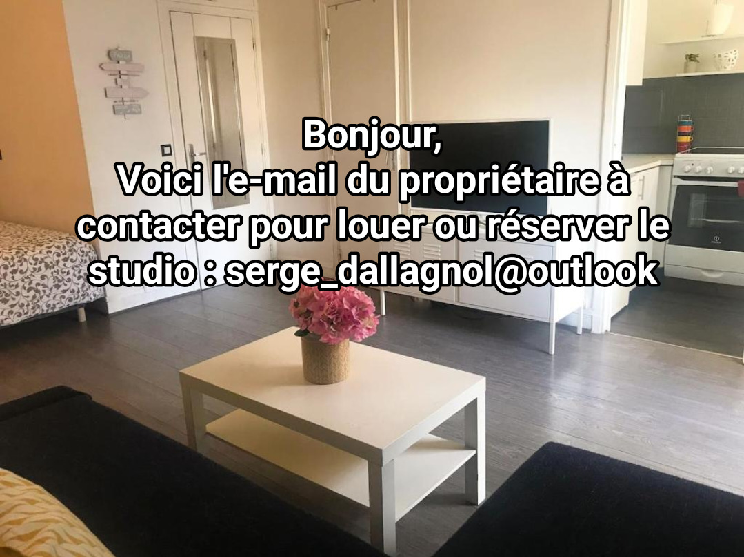 Studio à louer à Paris : coin salon avec table basse et vue sur cuisine
