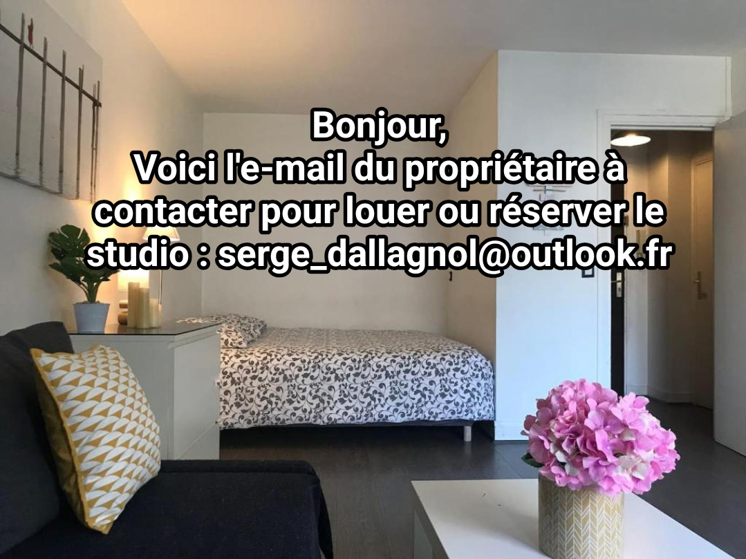 Studio à louer à Paris : lit avec couvre-lit à motifs et commode blanche