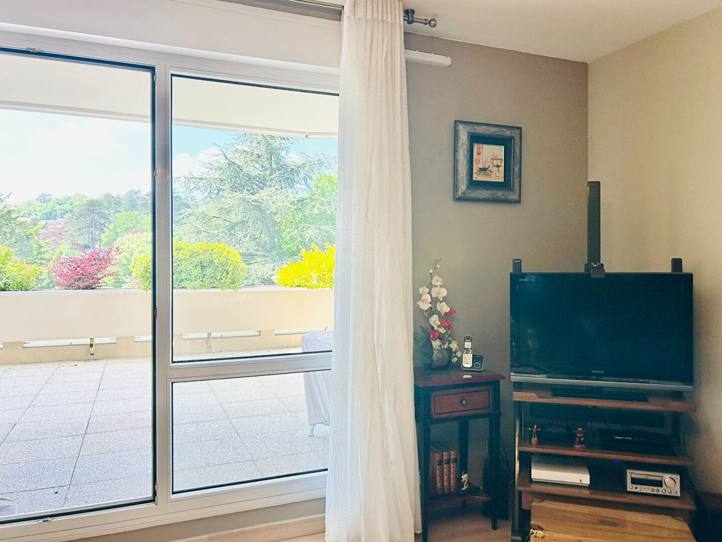 APPARTEMENT AVEC VUE - TERRASSE 45 m2 - PROCHE COMMERCES — photo 3