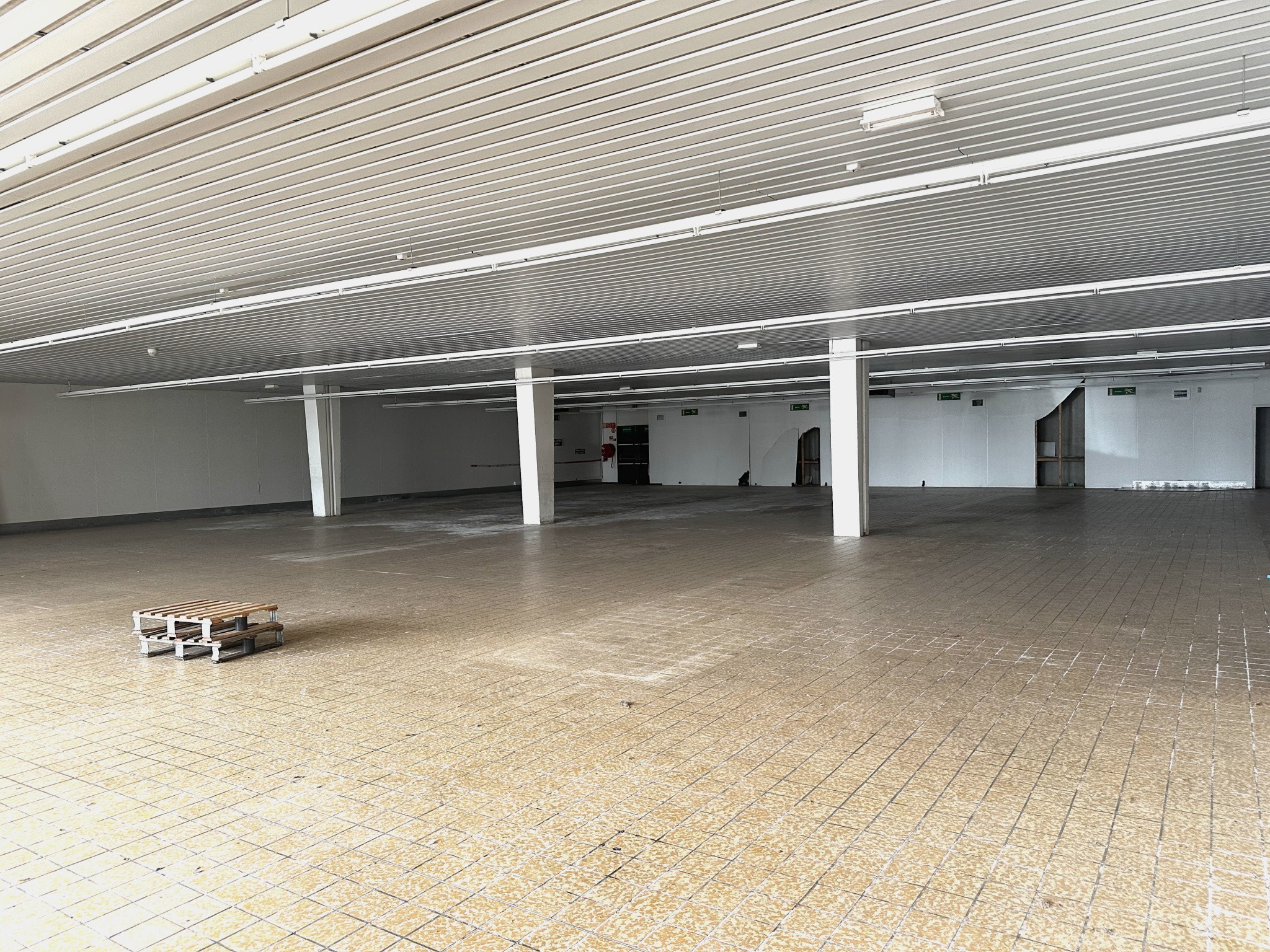 Local commercial à vendre à Romilly sur seine, 600 m² – photo 2 sur 6