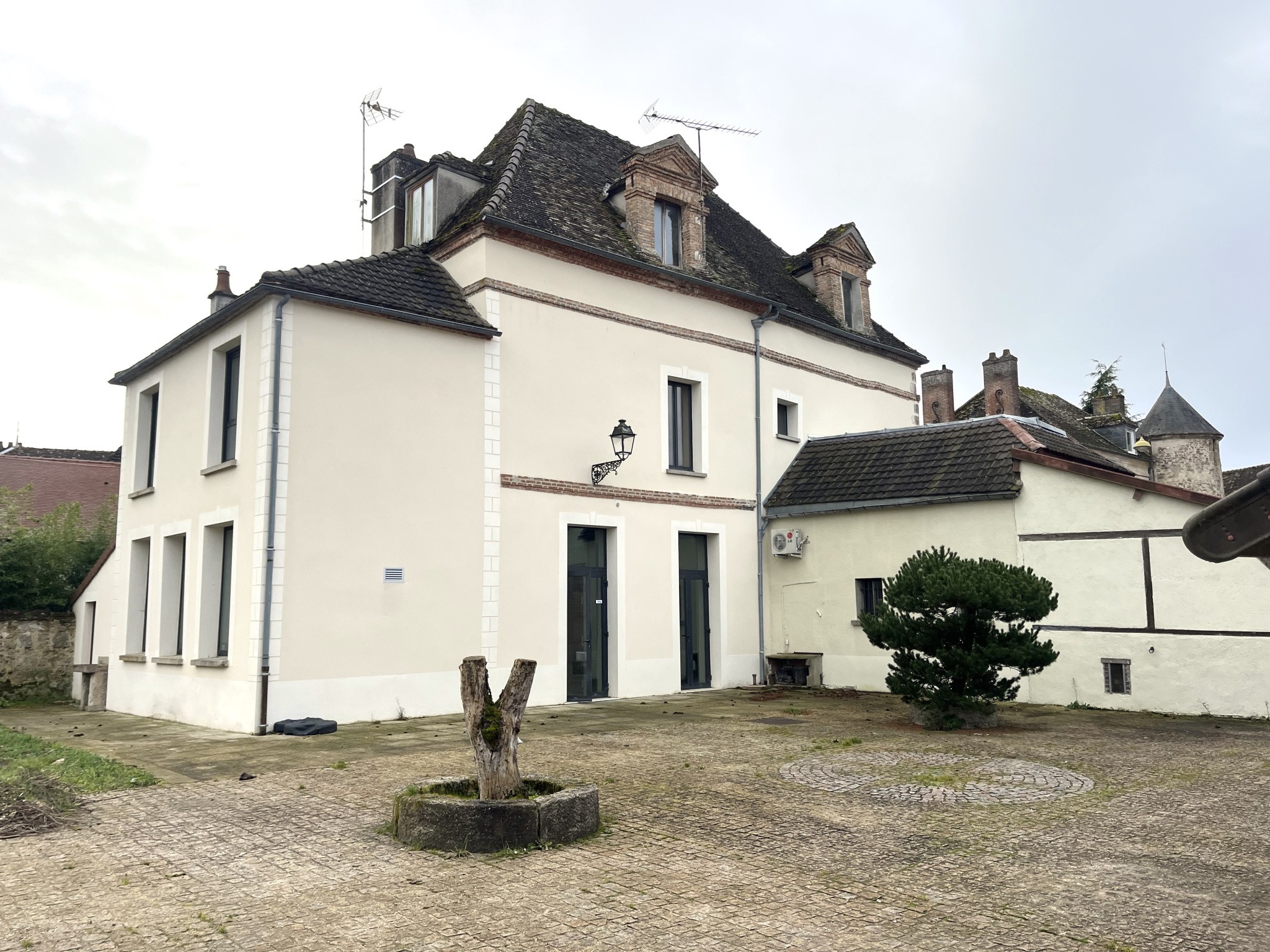 Immeuble à vendre à Pont sur seine, 630 m², 12 pièces – photo 2 sur 14
