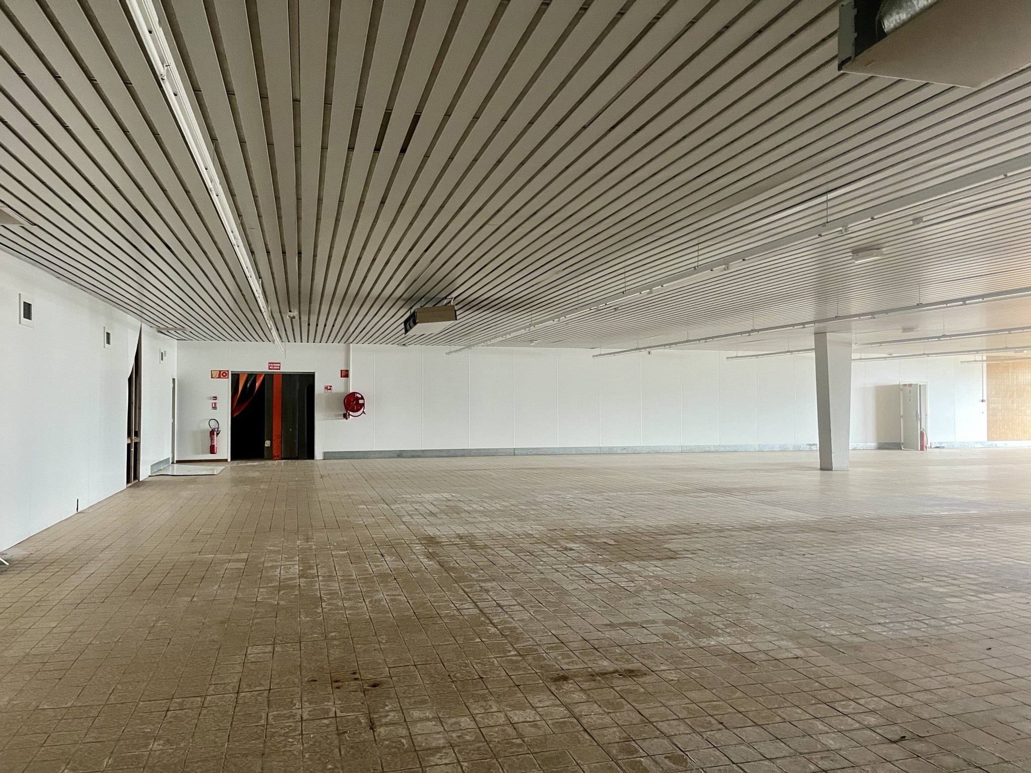 Local commercial à vendre à Romilly sur seine, 600 m² – photo 3 sur 6