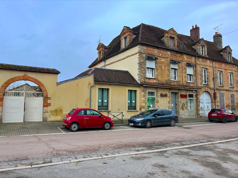 Immeuble à vendre à Pont sur seine, 630 m², 12 pièces – photo 1 sur 14