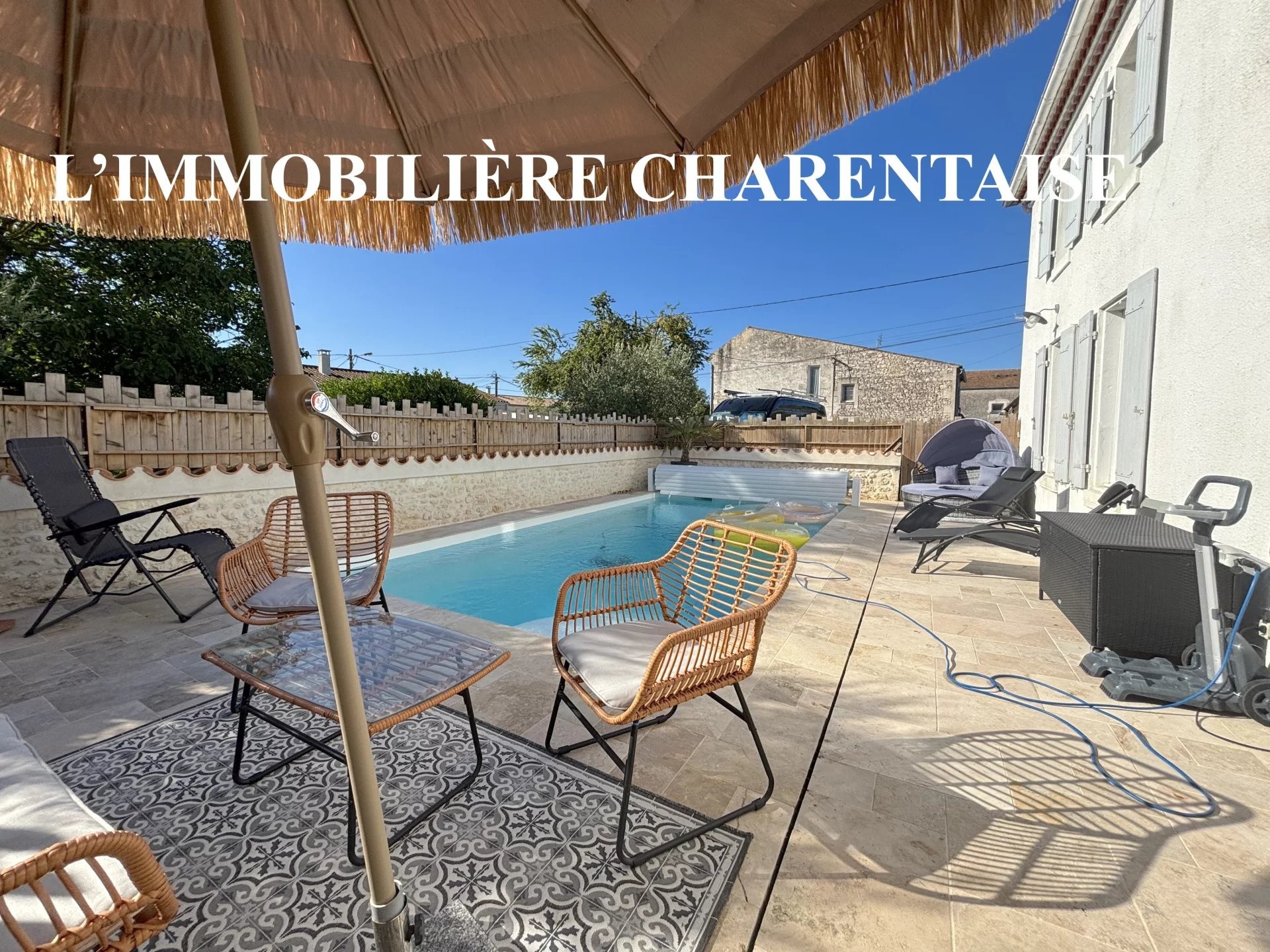 Maison à vendre à Le chay, 300 m², 7 pièces – photo 1 sur 15