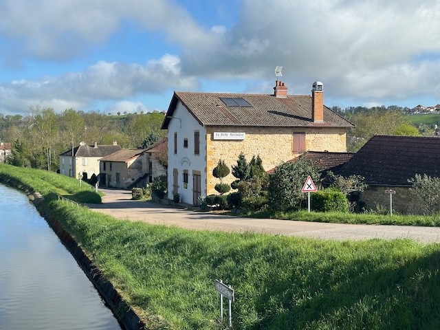 Maison à vendre à Iguerande, 280 m², 10 pièces – photo 1 sur 20