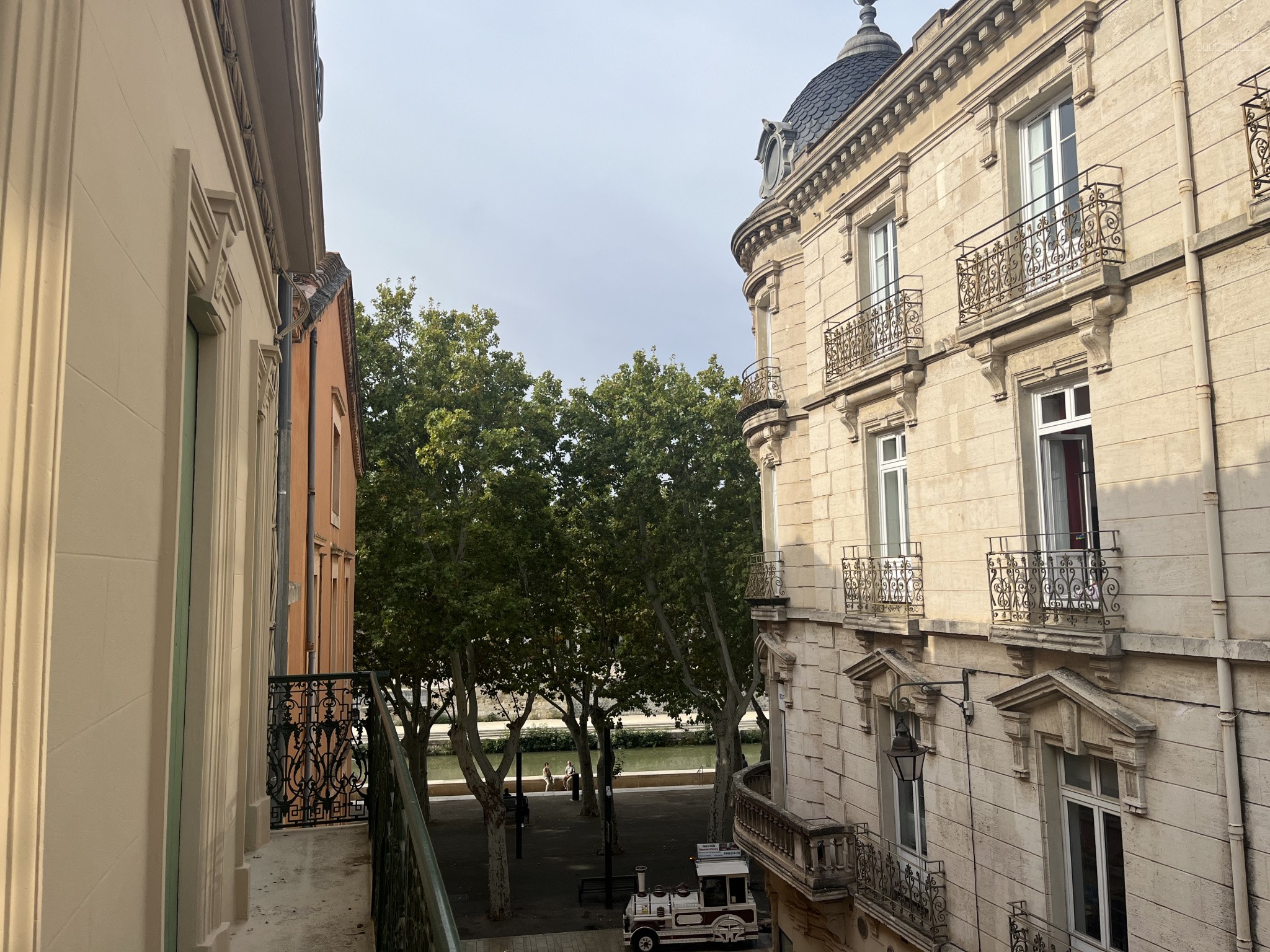 By DRIVE IMMO RARE HOTEL DE VILLE NARBONNE APPARTEMENT T6 AVEC PATIO — photo 1