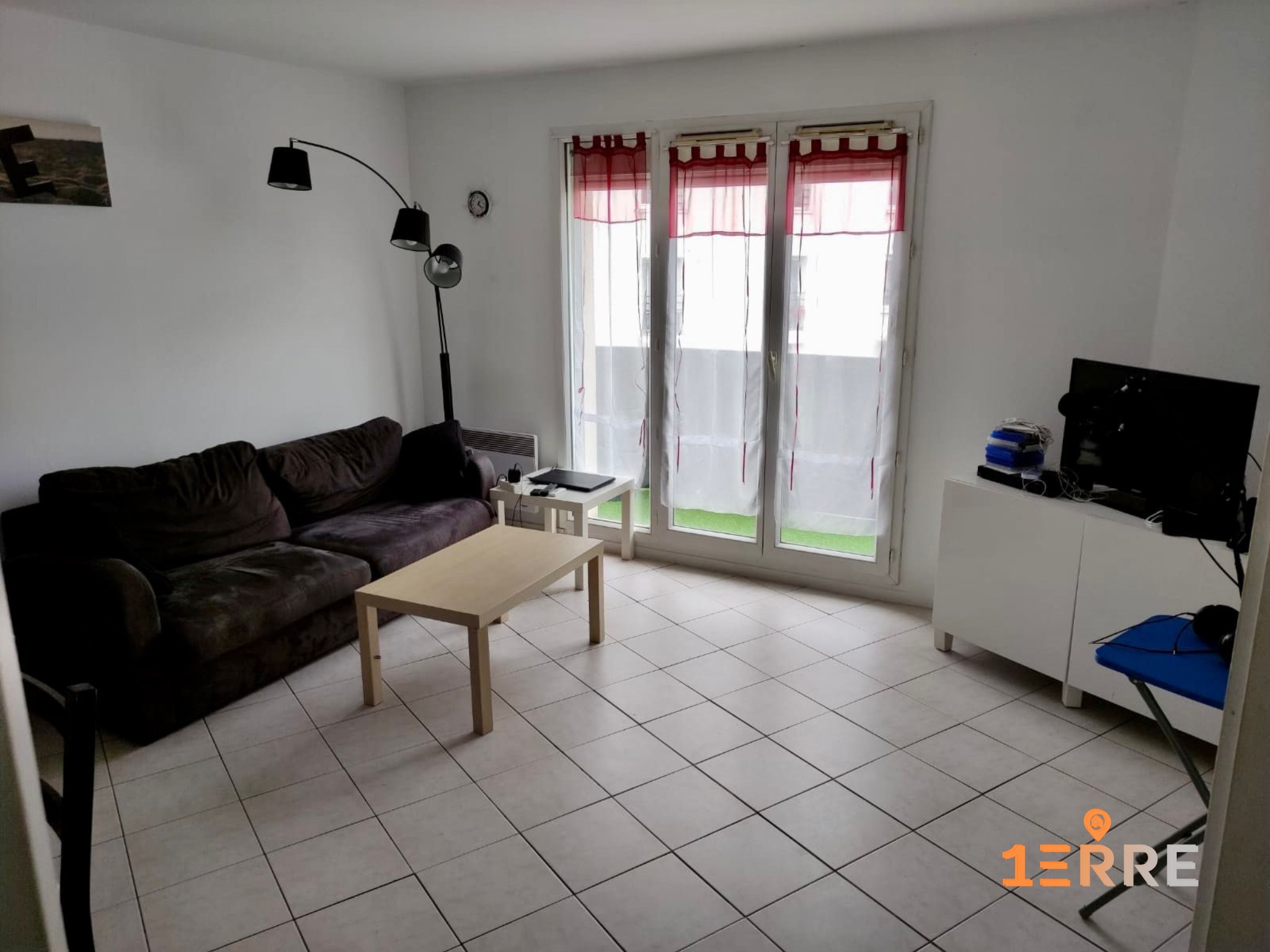 Bien à vendre à Saint martin : salon avec canapé marron, table basse claire et sol carrelé