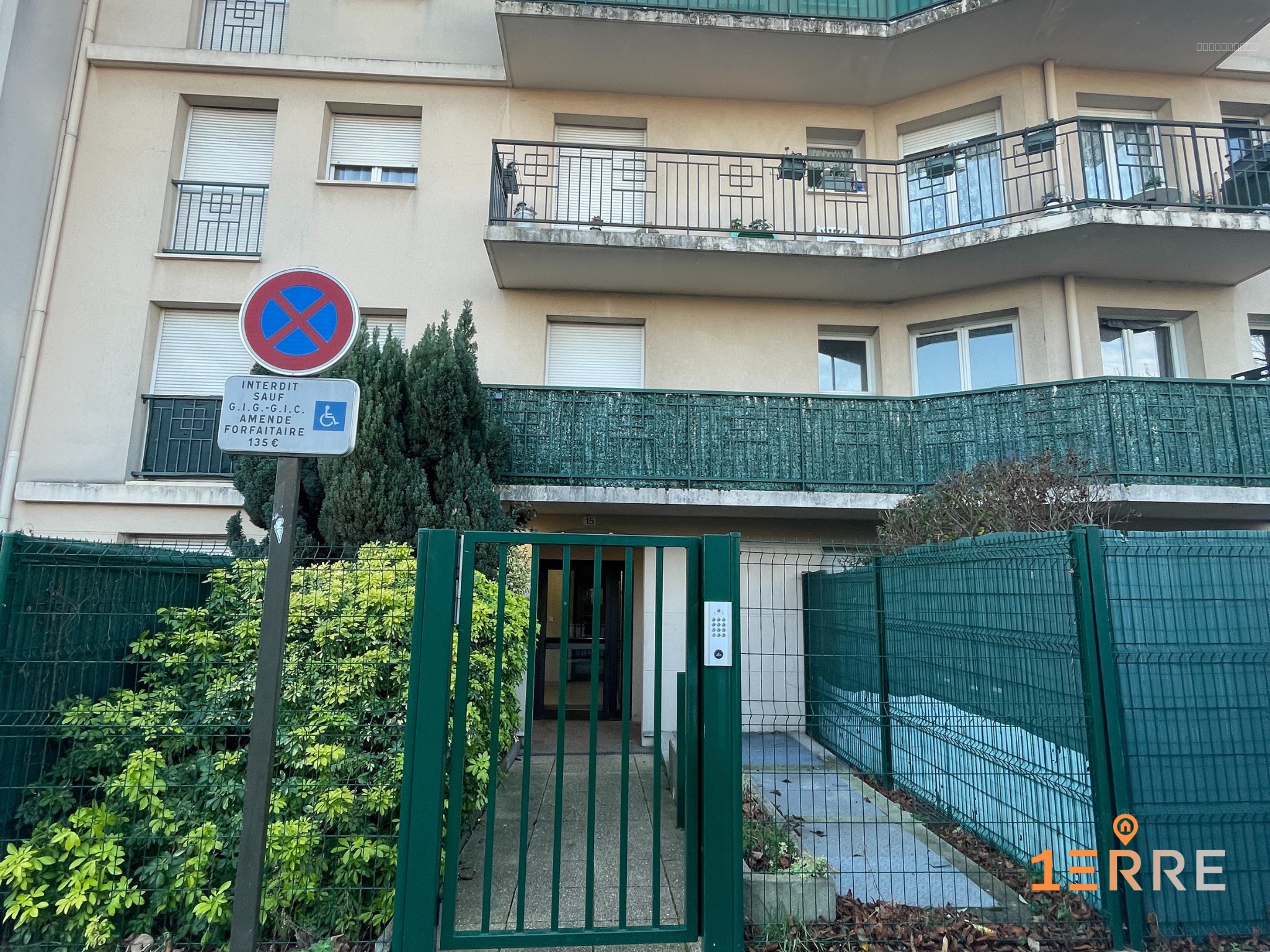 Bien à vendre à Saint martin : façade d'un immeuble avec balcons et clôture verte