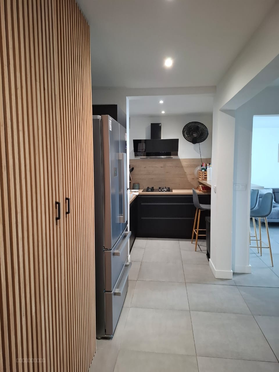 Appartement à vendre à Saint martin : cuisine équipée avec meubles noirs et plan de travail bois
