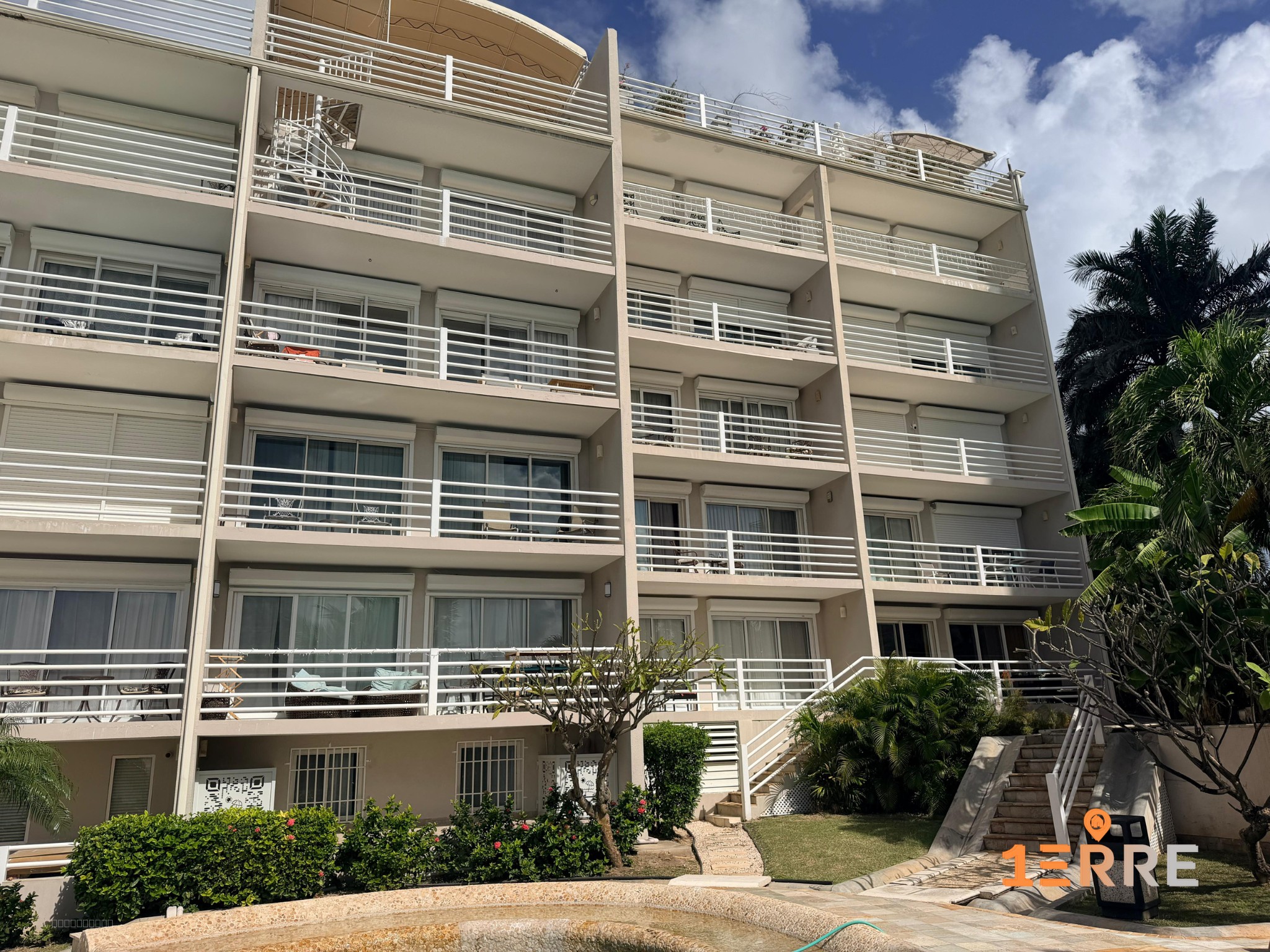Appartement à vendre à Saint martin : immeuble résidentiel avec plusieurs balcons blancs