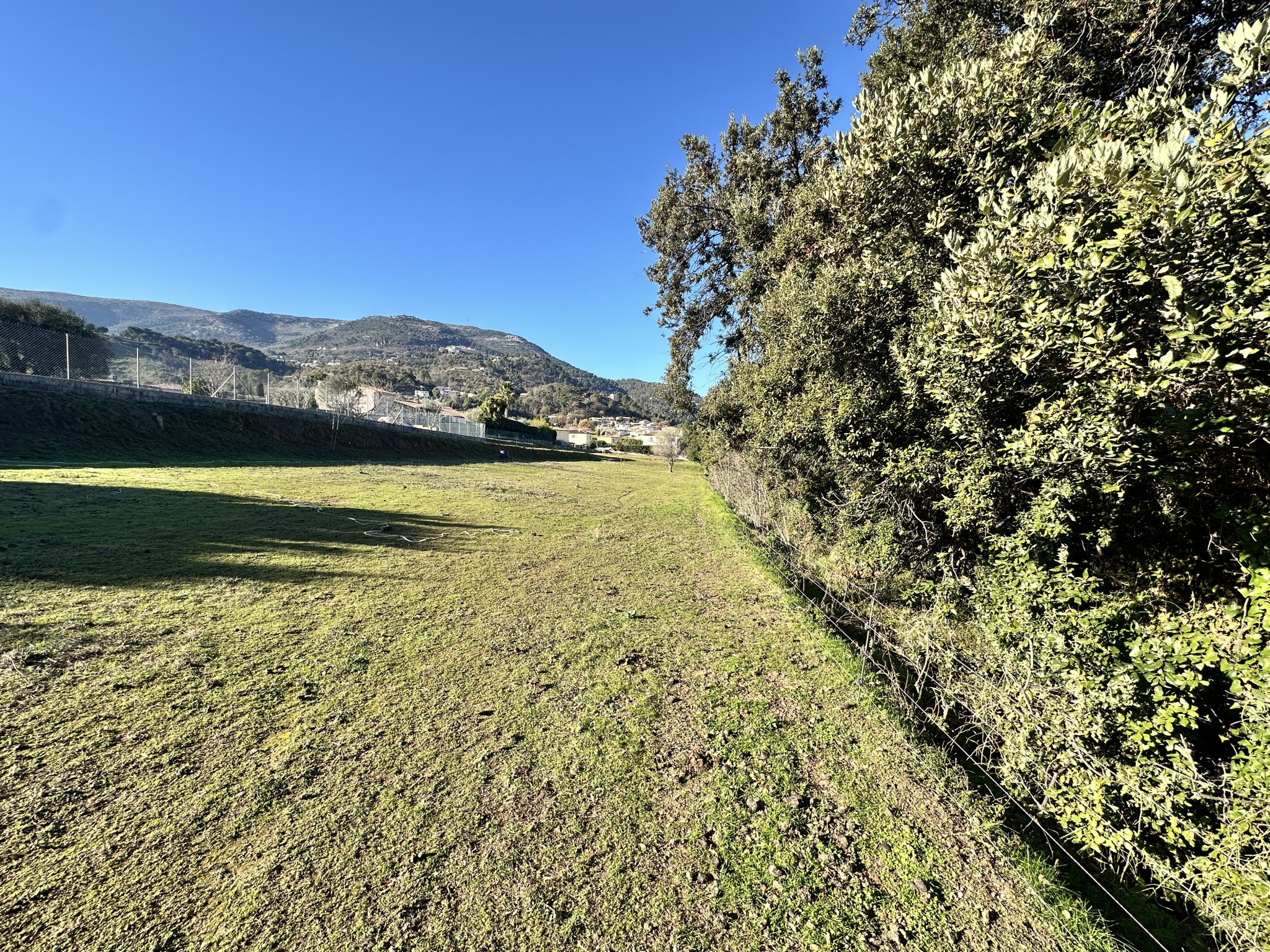 CARROS LES PLANS RESIDENTIEL: JOLI TERRAIN A BATIR DE 800m2 ENVIRON, VUE DEGAGEE SUR LES COLLINES , EXPOSE SUD — photo 6