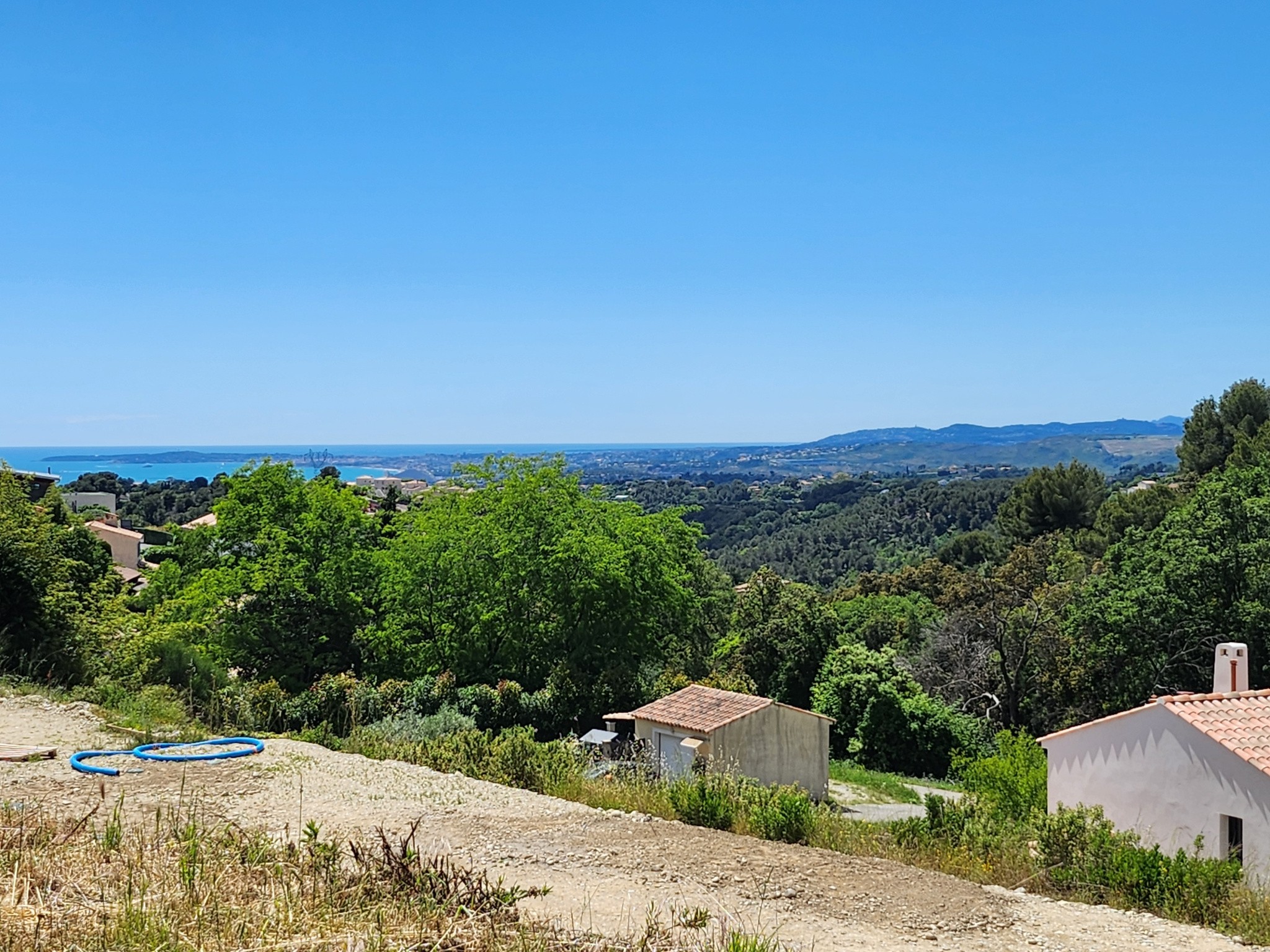 Bien immobilier à vendre à La gaude, 1 100 m² – photo 2 sur 5