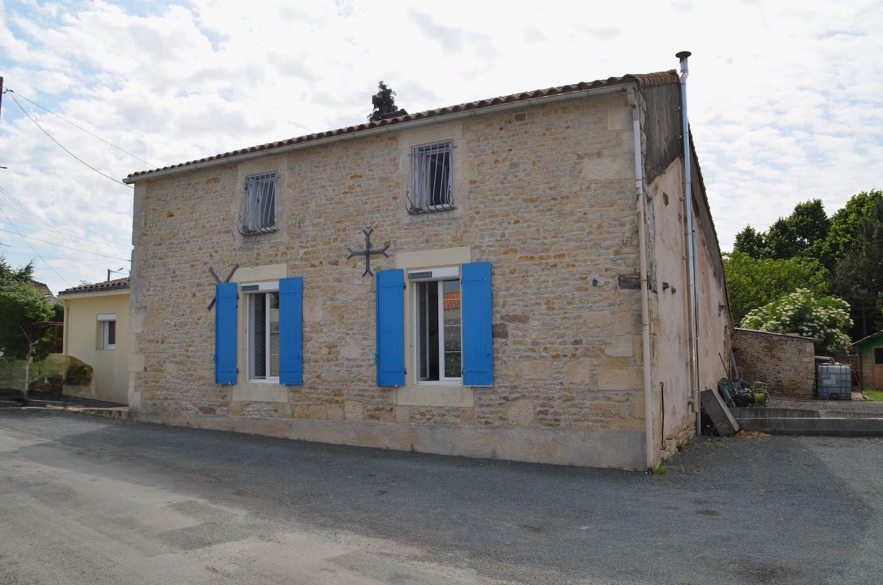 Maison à vendre à Saint-jean-d hermine, 378 m², 5 pièces – photo 1 sur 15