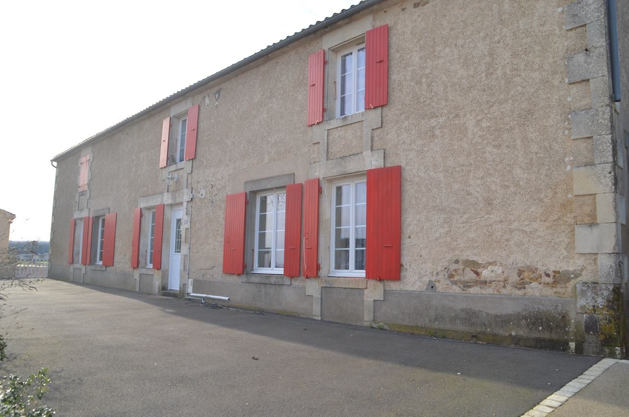Maison à vendre à St laurent de la salle, 260 m², 7 pièces – photo 1 sur 13