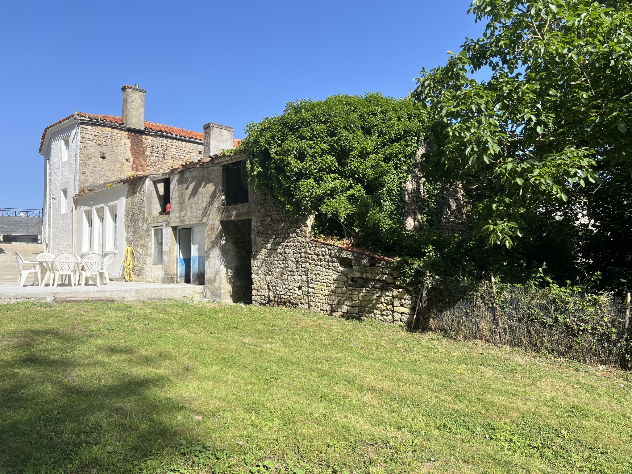 Maison à vendre à Saint-jean-d hermine, 369 m², 5 pièces – photo 2 sur 20