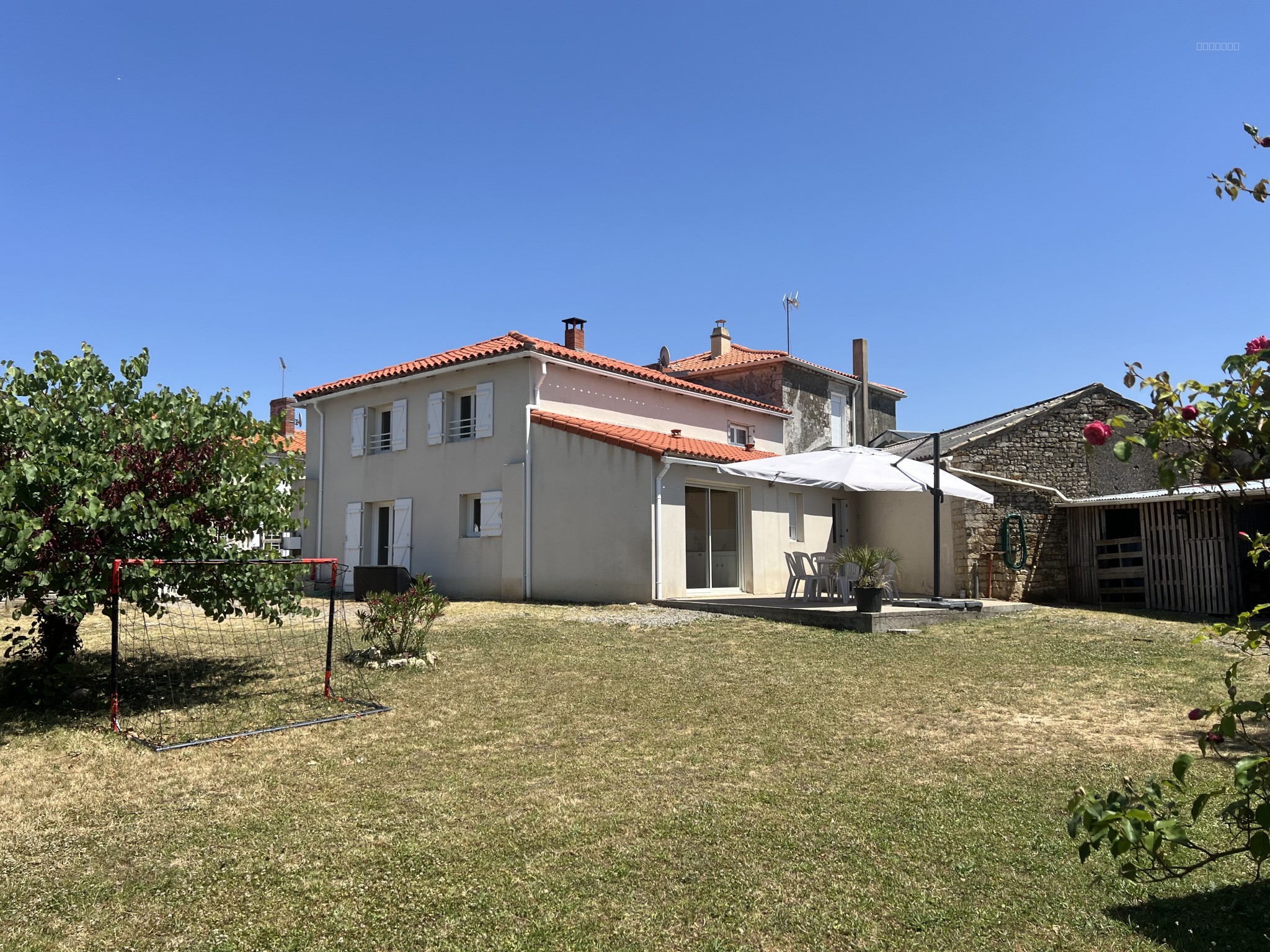 Maison à vendre à Saint-jean-d hermine, 576 m², 5 pièces – photo 1 sur 18