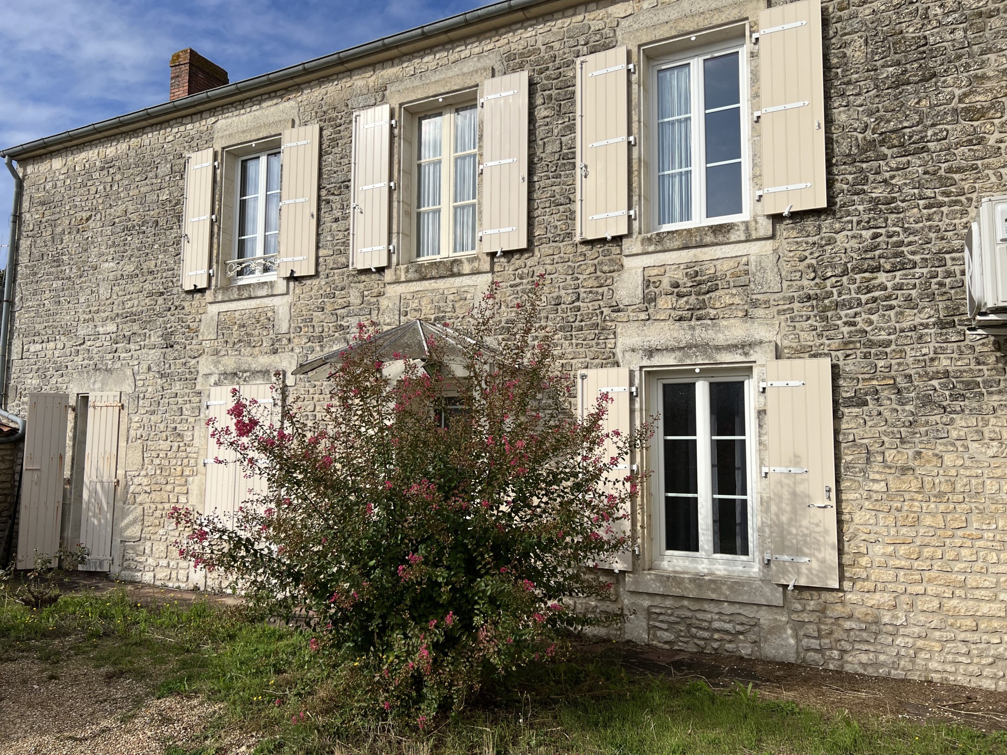 Maison à vendre à Nalliers, 234 m², 6 pièces – photo 1 sur 18