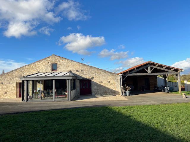 Maison à vendre à Saint-jean-d hermine, 20,49 m², 7 pièces – photo 1 sur 14