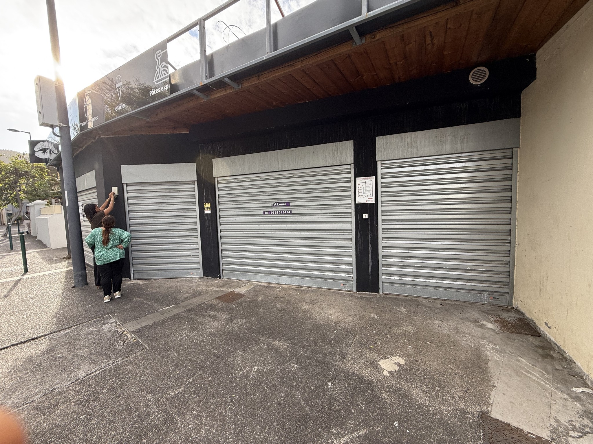 Local commercial à louer à St denis, 160 m² – photo 1 sur 13