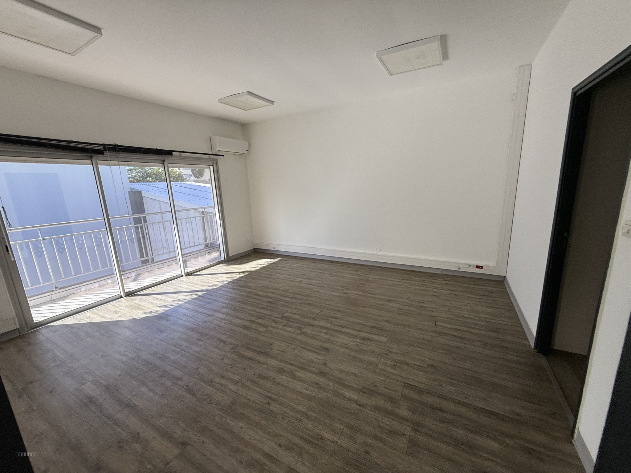 Bien immobilier à louer à St denis, 350 m² – photo 2 sur 16