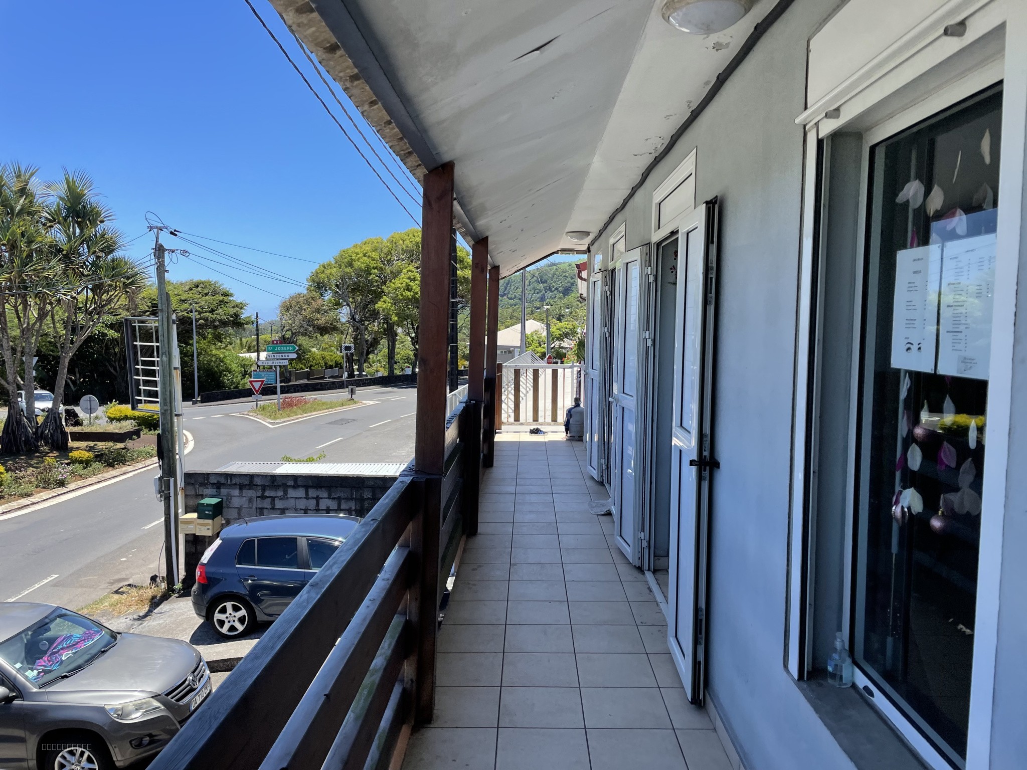 A vendre un ensemble de 177 m2 comprenant 4 locaux professionnels et un studio sur Saint Philippe — photo 4