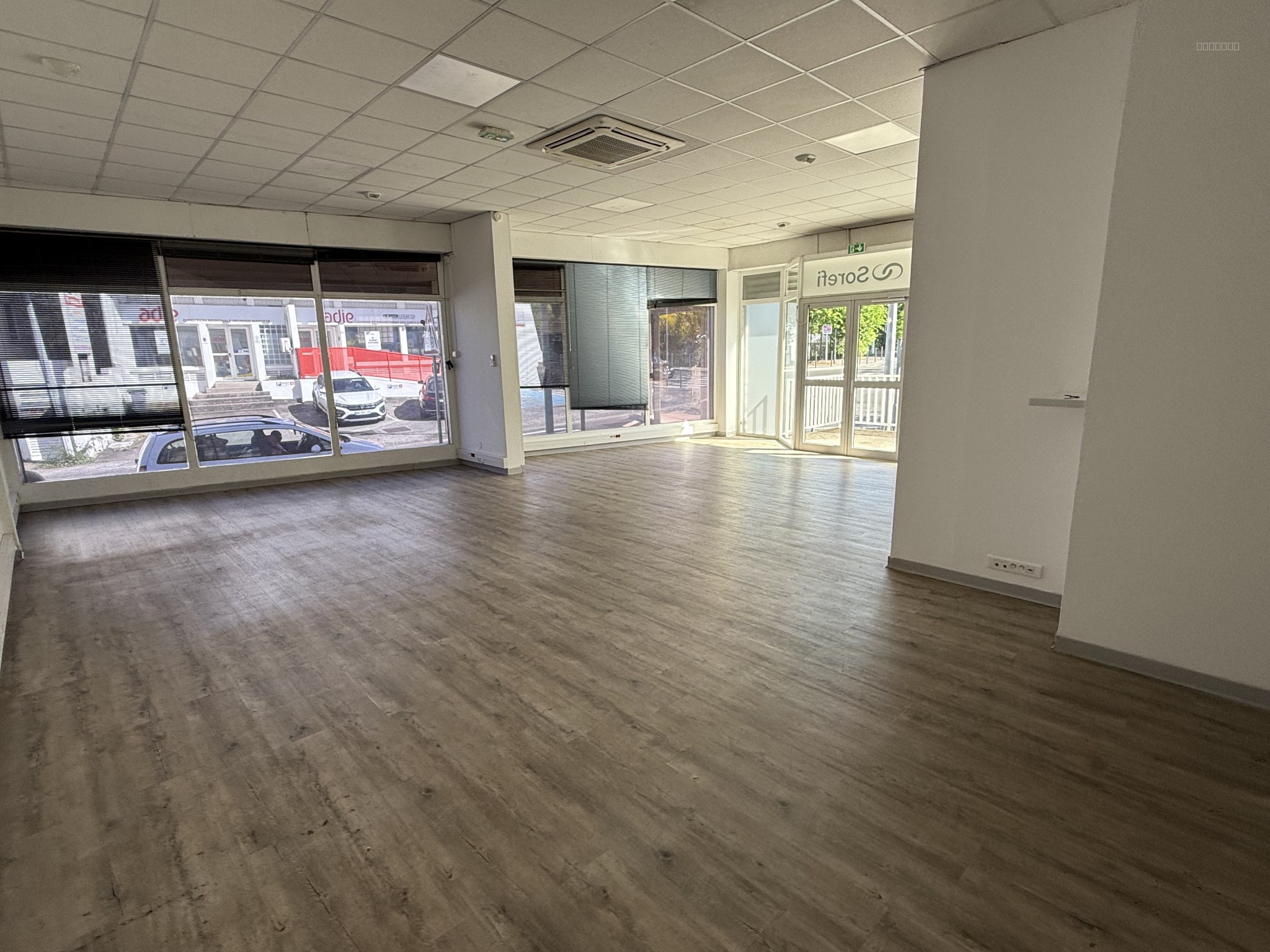 Bien immobilier à louer à St denis, 350 m² – photo 1 sur 16