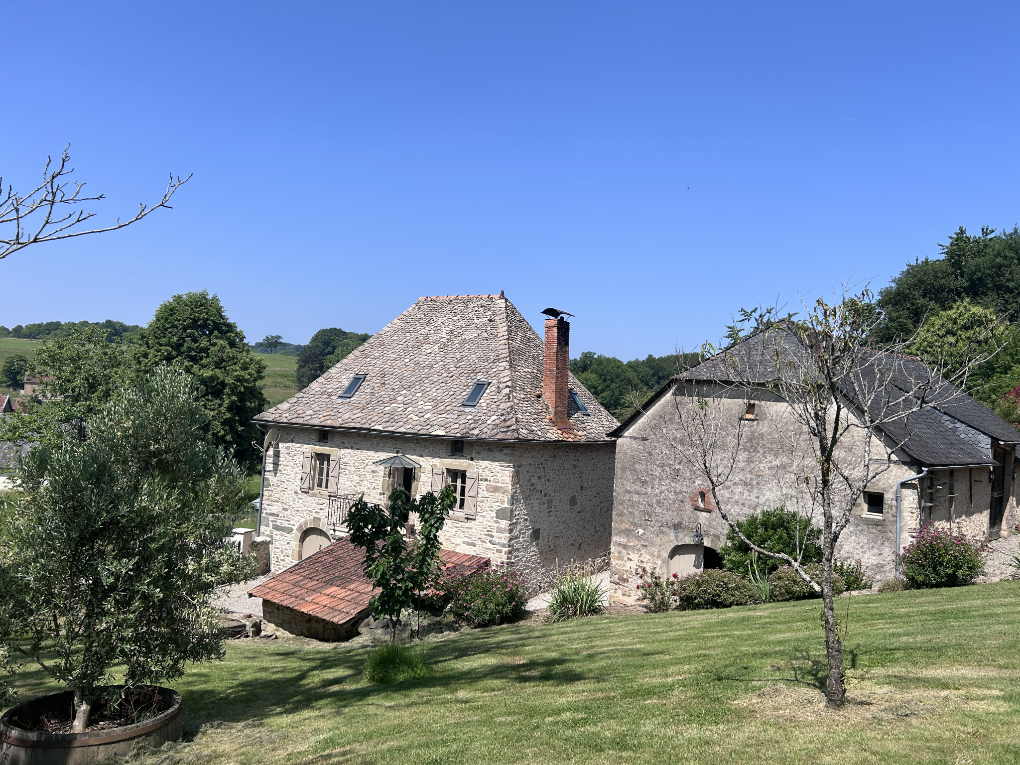Bien immobilier à vendre à Soursac, 600 m², 5 pièces – photo 1 sur 14