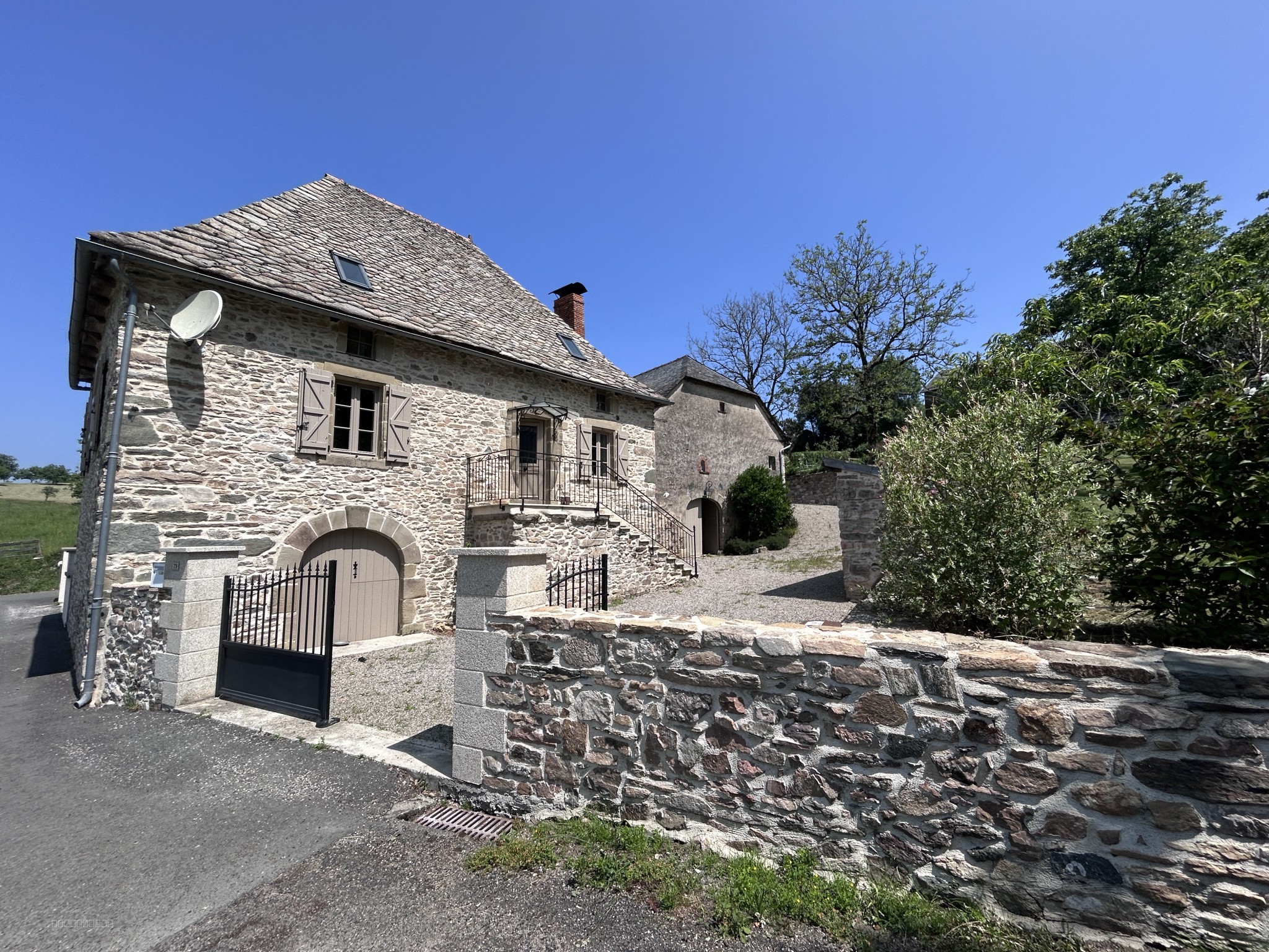 Bien immobilier à vendre à Soursac, 600 m², 5 pièces – photo 2 sur 14