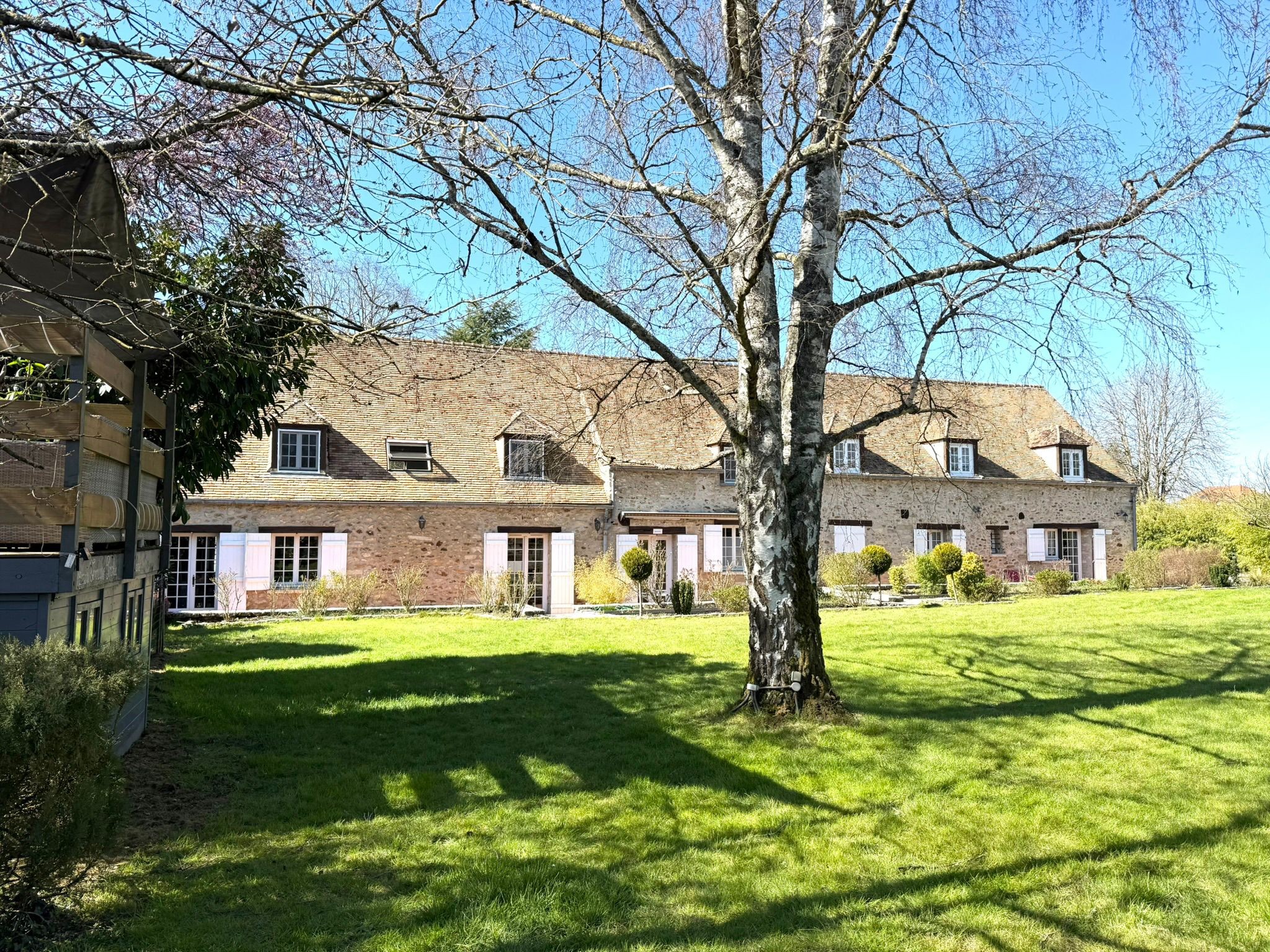 Bien immobilier à vendre à Moisenay, 600 m², 23 pièces – photo 1 sur 36