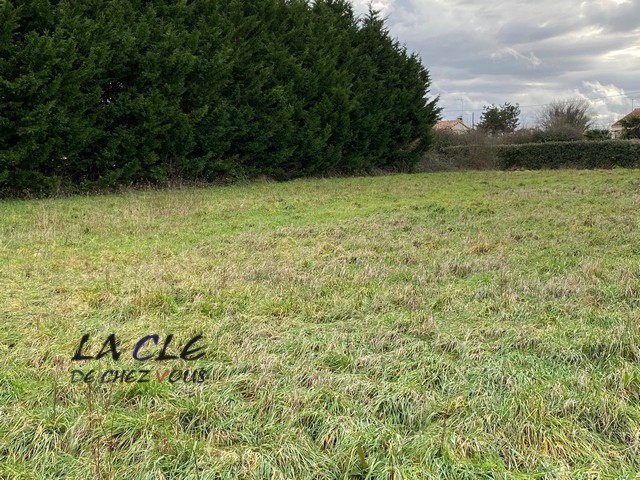 Bien immobilier à vendre à Vix, 1 640 m² – photo 2 sur 3