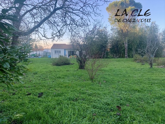 Bien immobilier à vendre à Benet, 665 m² – photo 2 sur 2