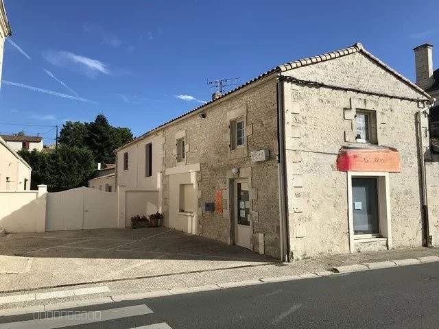 Immeuble à vendre à Benet, 705 m², 8 pièces – photo 2 sur 9