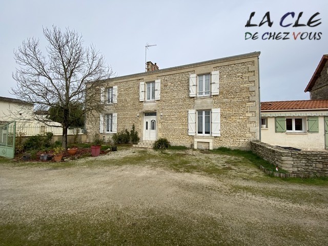 Maison à vendre à St pierre le vieux, 50 m², 7 pièces – photo 1 sur 11
