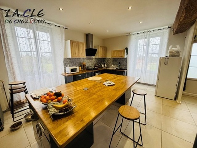 Maison à vendre à Nieul sur l autise, 560 m², 5 pièces – photo 2 sur 6