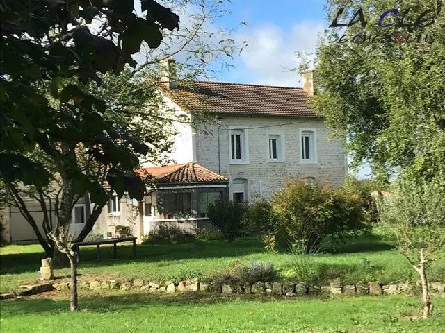 Immeuble à vendre à Benet, 310 m², 15 pièces – photo 1 sur 15