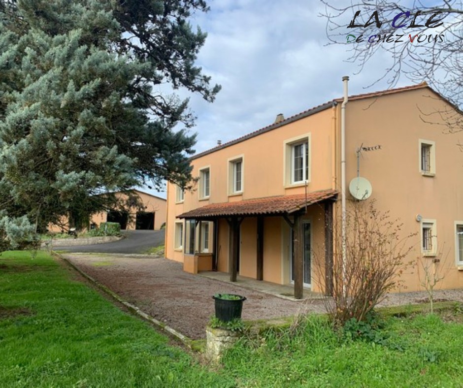 Maison à vendre à Xanton chassenon, 920 m², 11 pièces – photo 1 sur 6