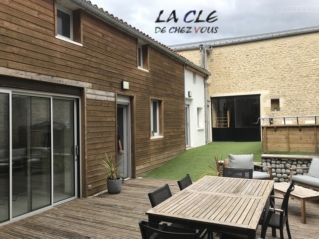Maison à vendre à Maillezais, 293 m², 10 pièces – photo 1 sur 6
