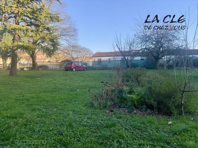 Bien immobilier à vendre à Benet, 580 m² – photo 2 sur 3