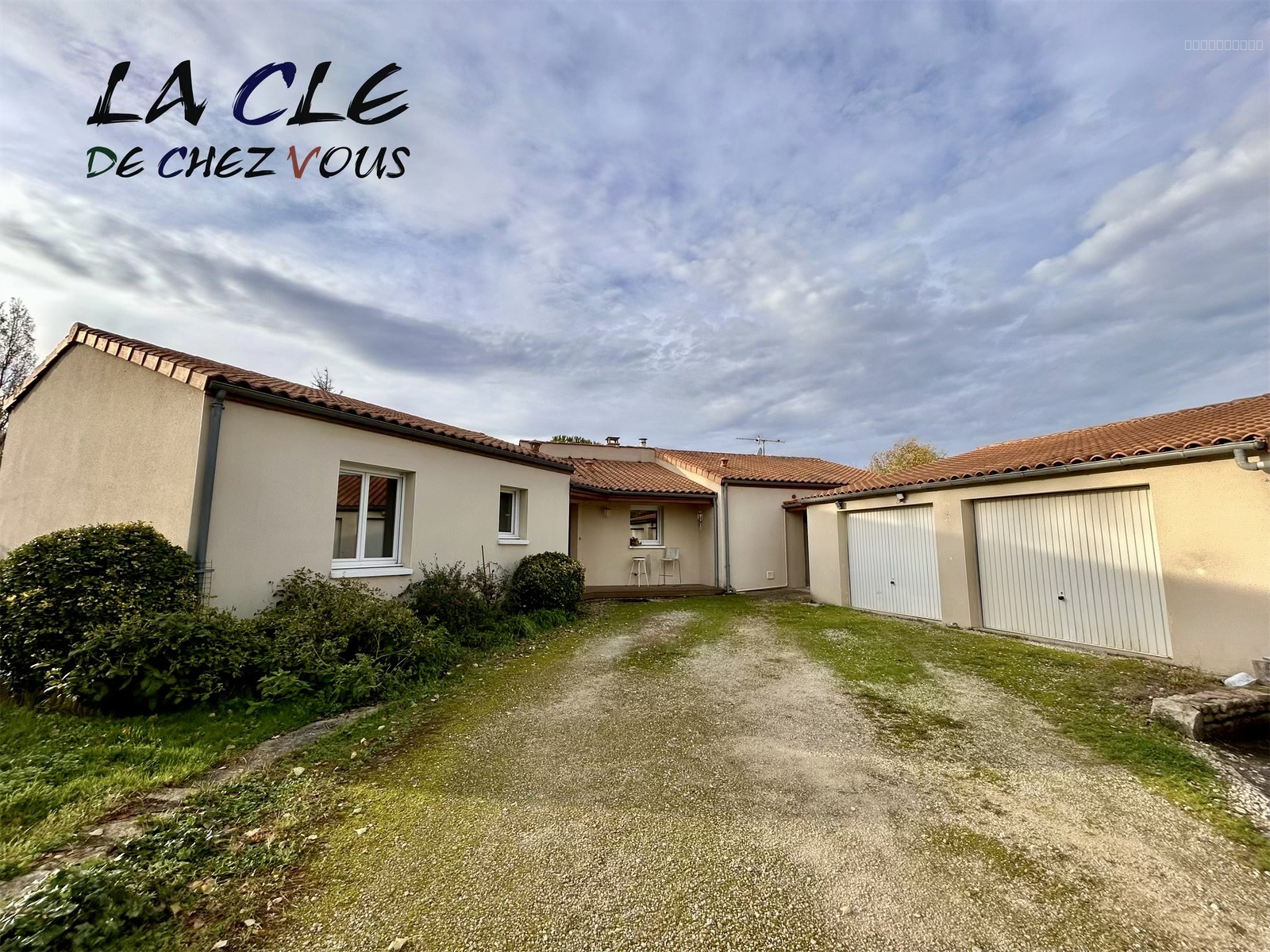 Maison à vendre à Frontenay rohan rohan, 550 m², 8 pièces – photo 1 sur 7