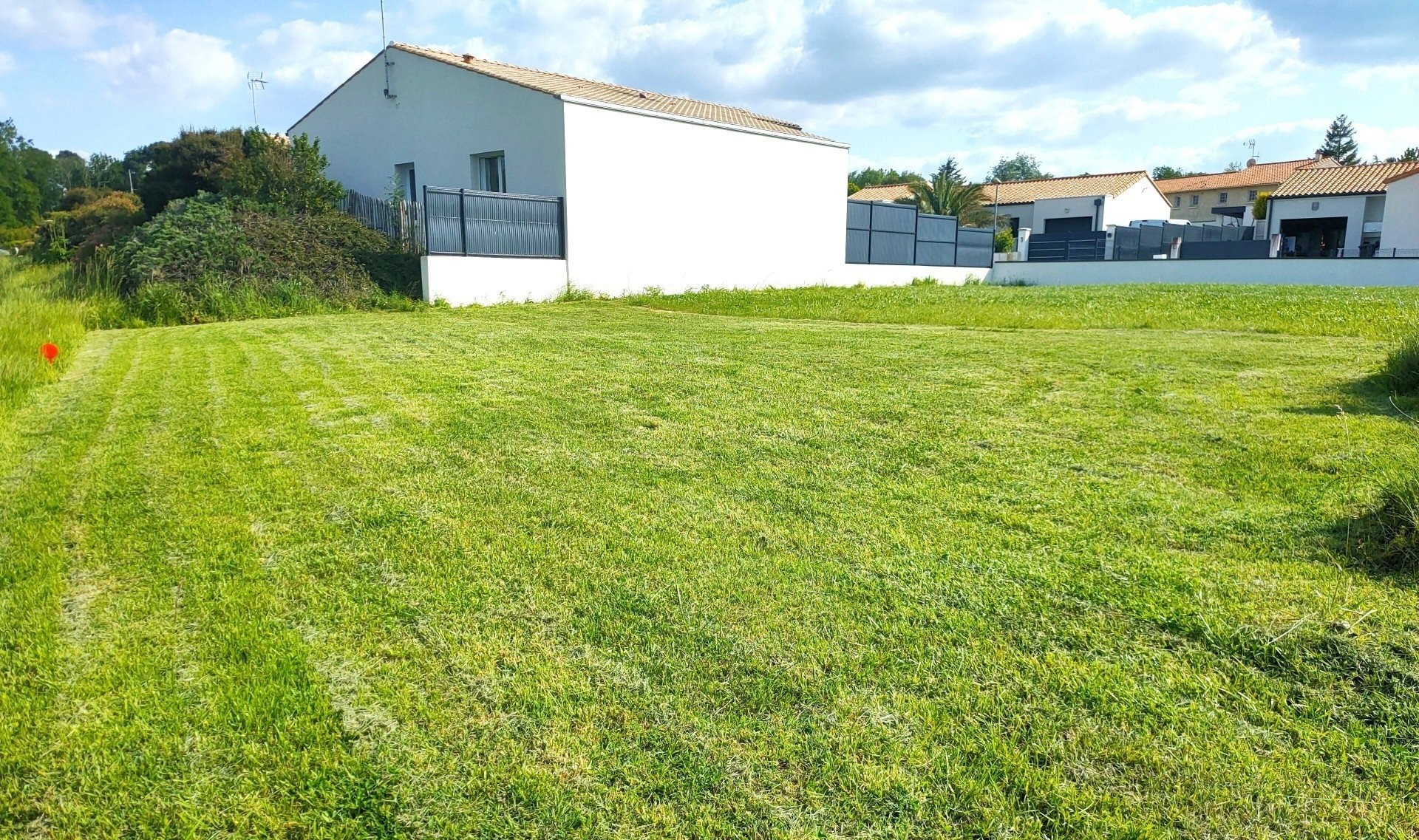 Bien immobilier à vendre à Breuillet, 484 m² – photo 1 sur 3